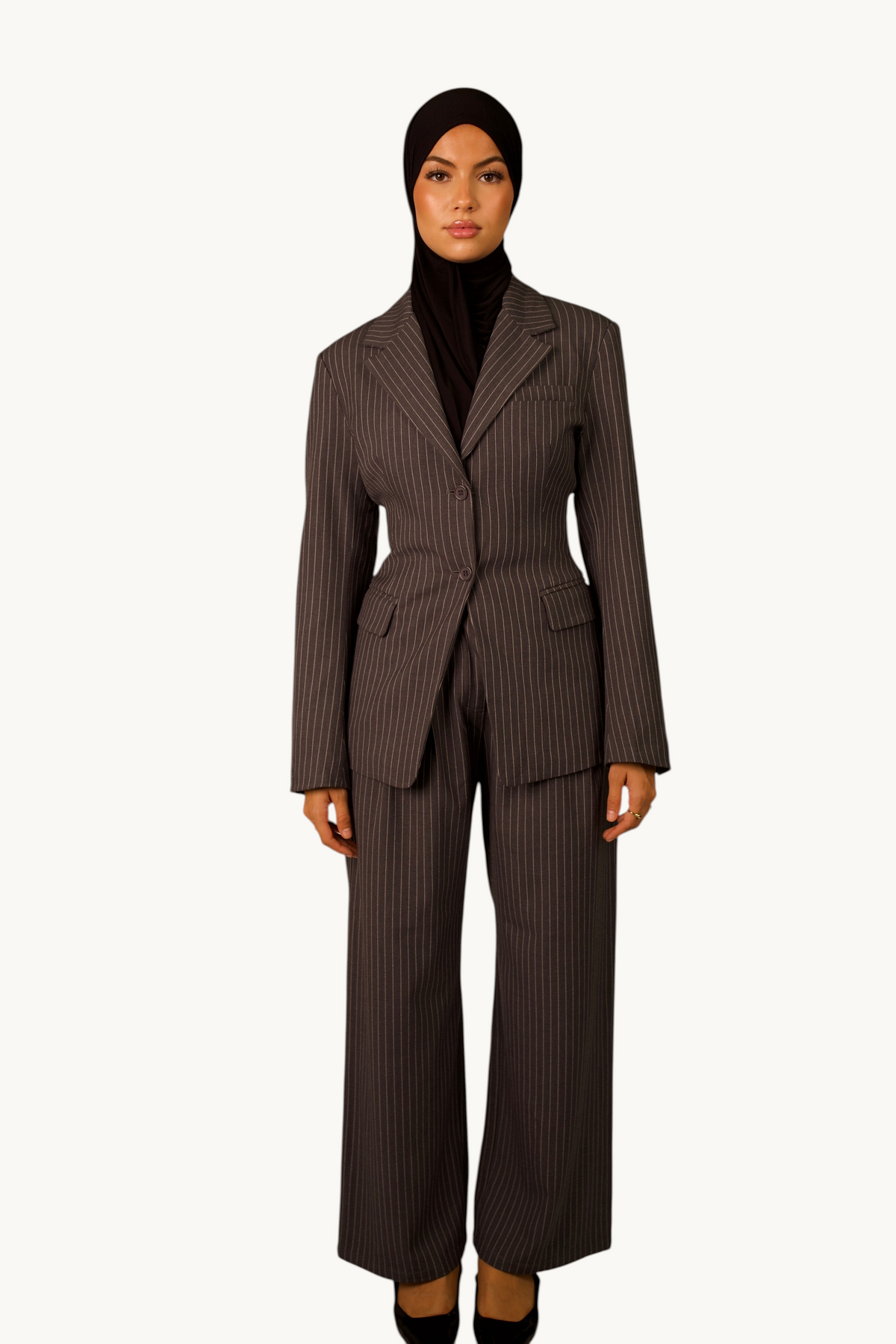 LOSYANA Nadelstreifen Blazer in Grau mit tailliertem Schnitt, doppeltem Knopfverschluss und passender Hose