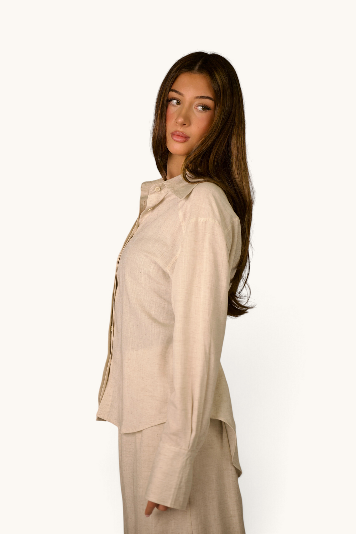 LOSYANA Premium Leinen Bluse in Beige mit langem Schnitt und verdeckter Knopfleiste an einem Model
