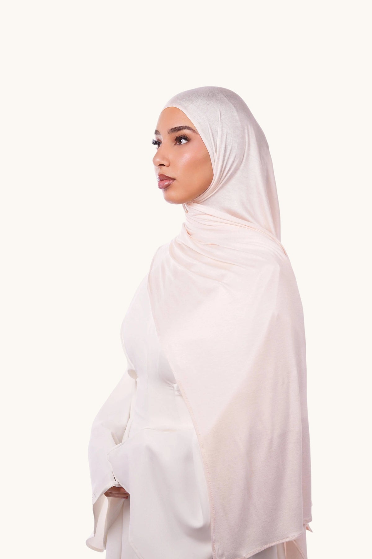 Weiches Bambus-Jersey in apricot-weiß von Losyana.Shop, zeigt die Textur und den feinen Stoff des Stoffes.