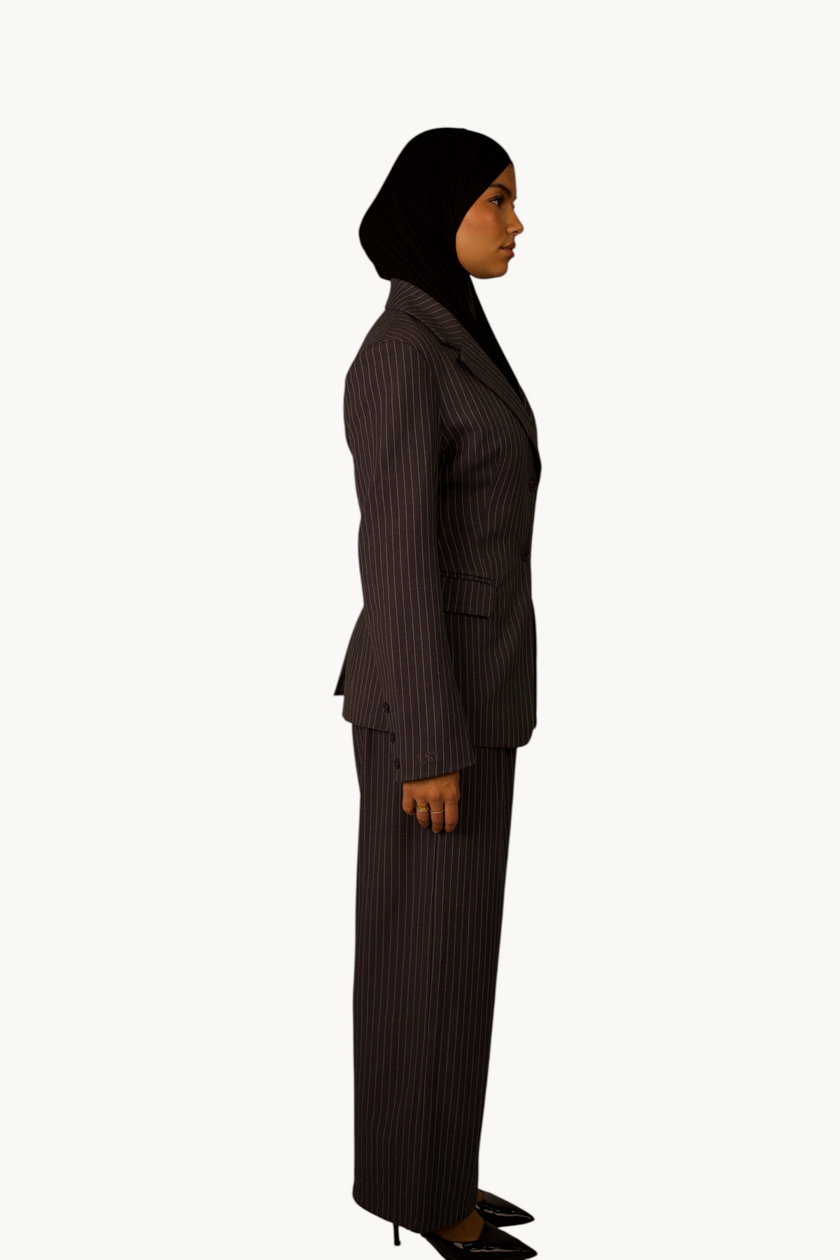 LOSYANA Nadelstreifen Blazer in Grau mit taillierter Passform und Knopfverschluss an einem Model im Profil