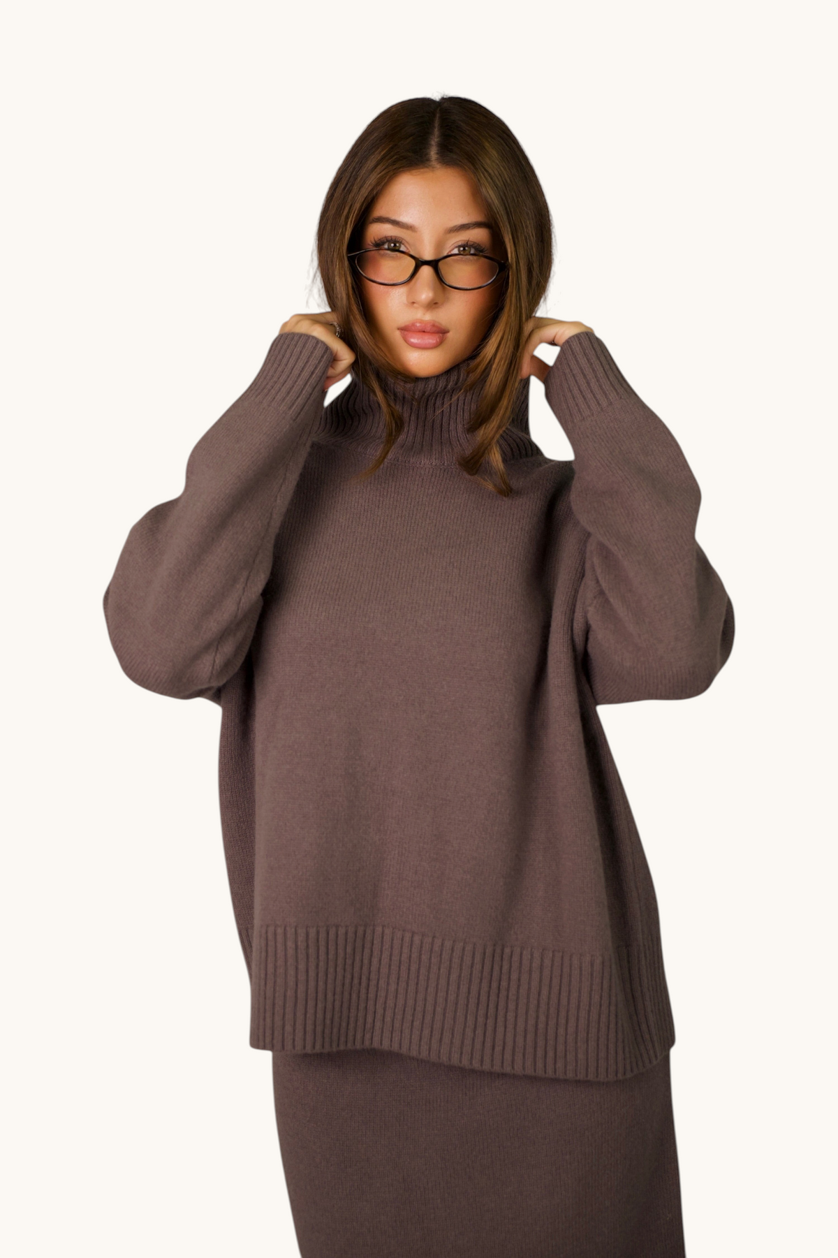 LOSYANA grauer Wollpullover mit weitem Stehkragen an einem Model mit Brille