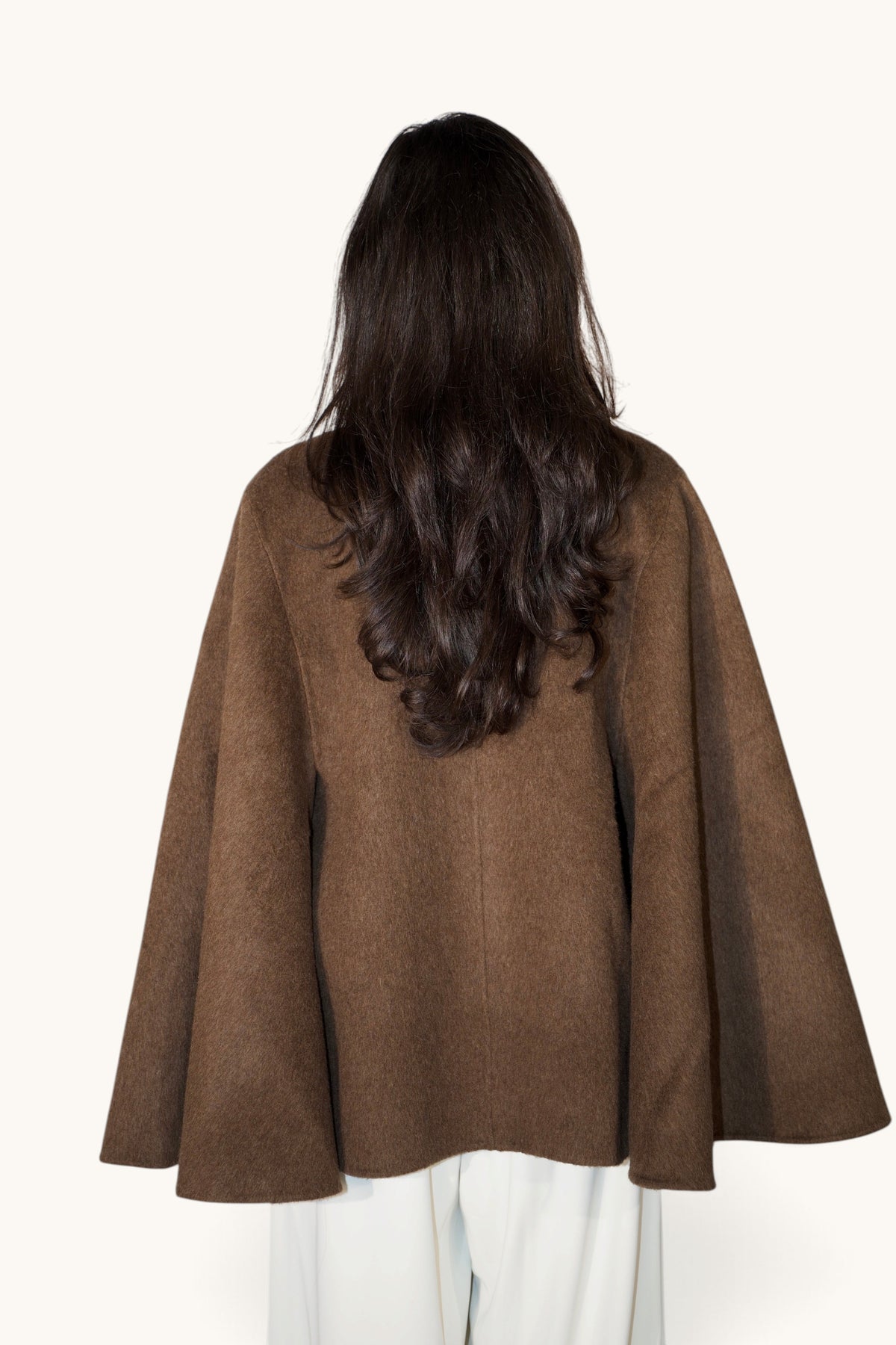 Wollene Cape-Jacke von LOSYANA in Schokoladenbraun, weich und warm, mit kuscheliger Textur und stylischem Design.