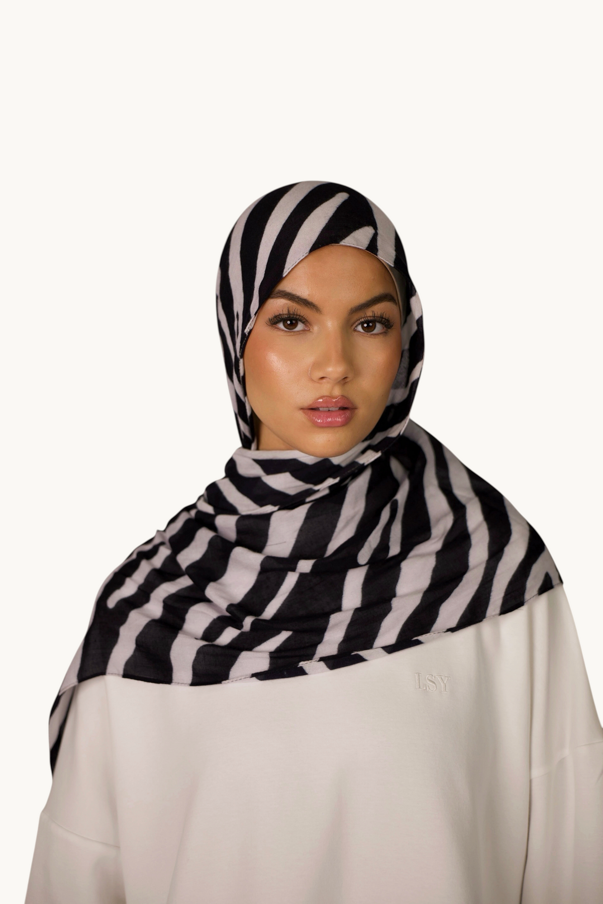 LOSYANA Hijab aus leichtem, fließendem Modal mit schwarz-weißem Zebramuster, getragen von einem Model.