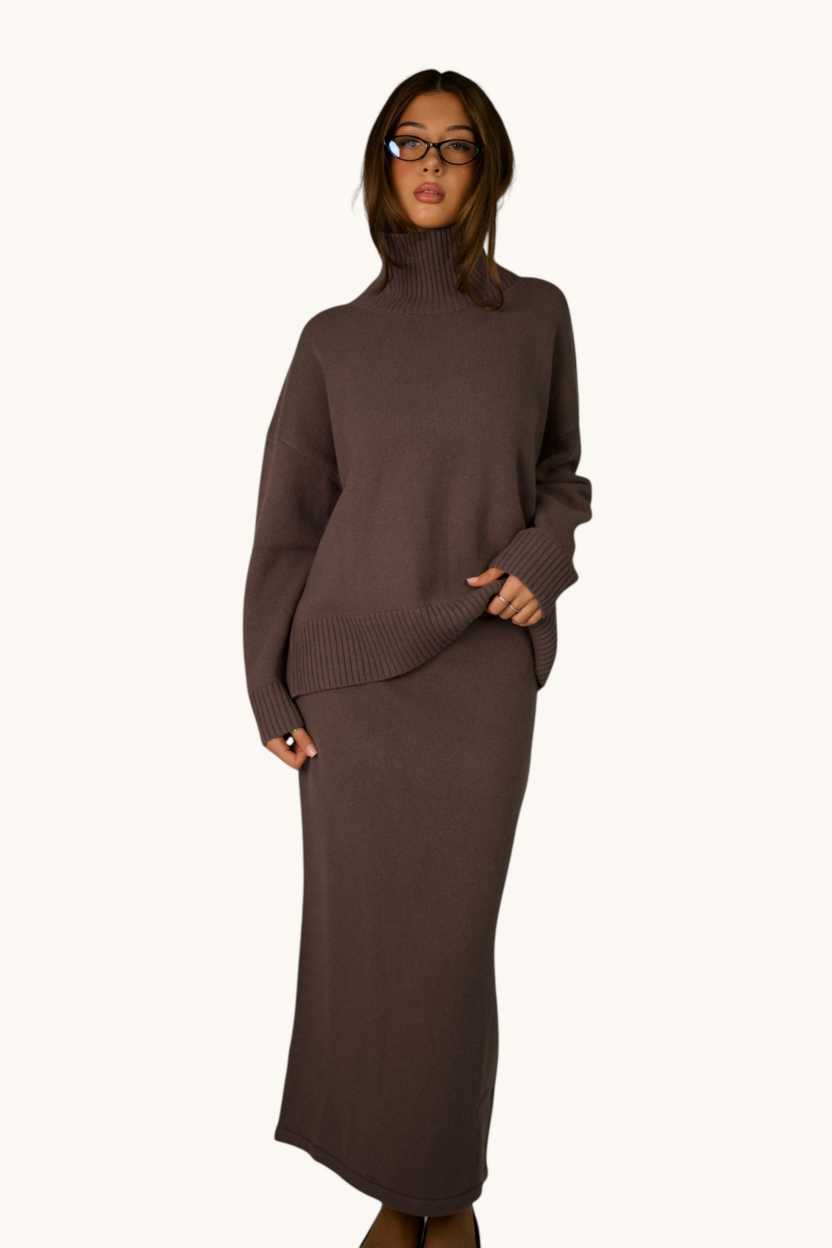 LOSYANA Wollpullover in Grau mit Stehkragen und lockerem Schnitt, getragen von einem Model mit Brille