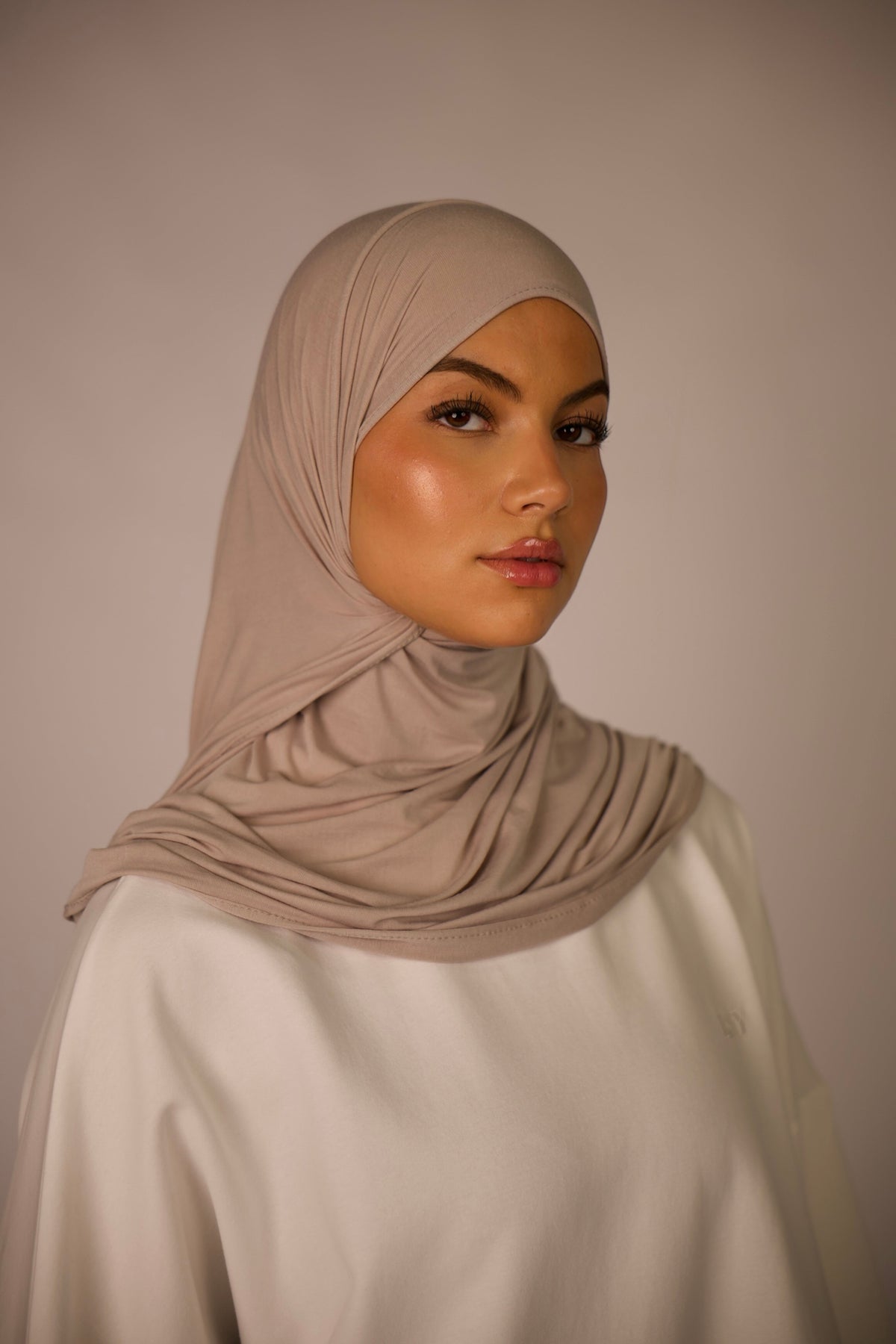 LOSYANA Breeze Jersey Hijab in Costa Cream aus weichem Bambusstoff, getragen von einem Model