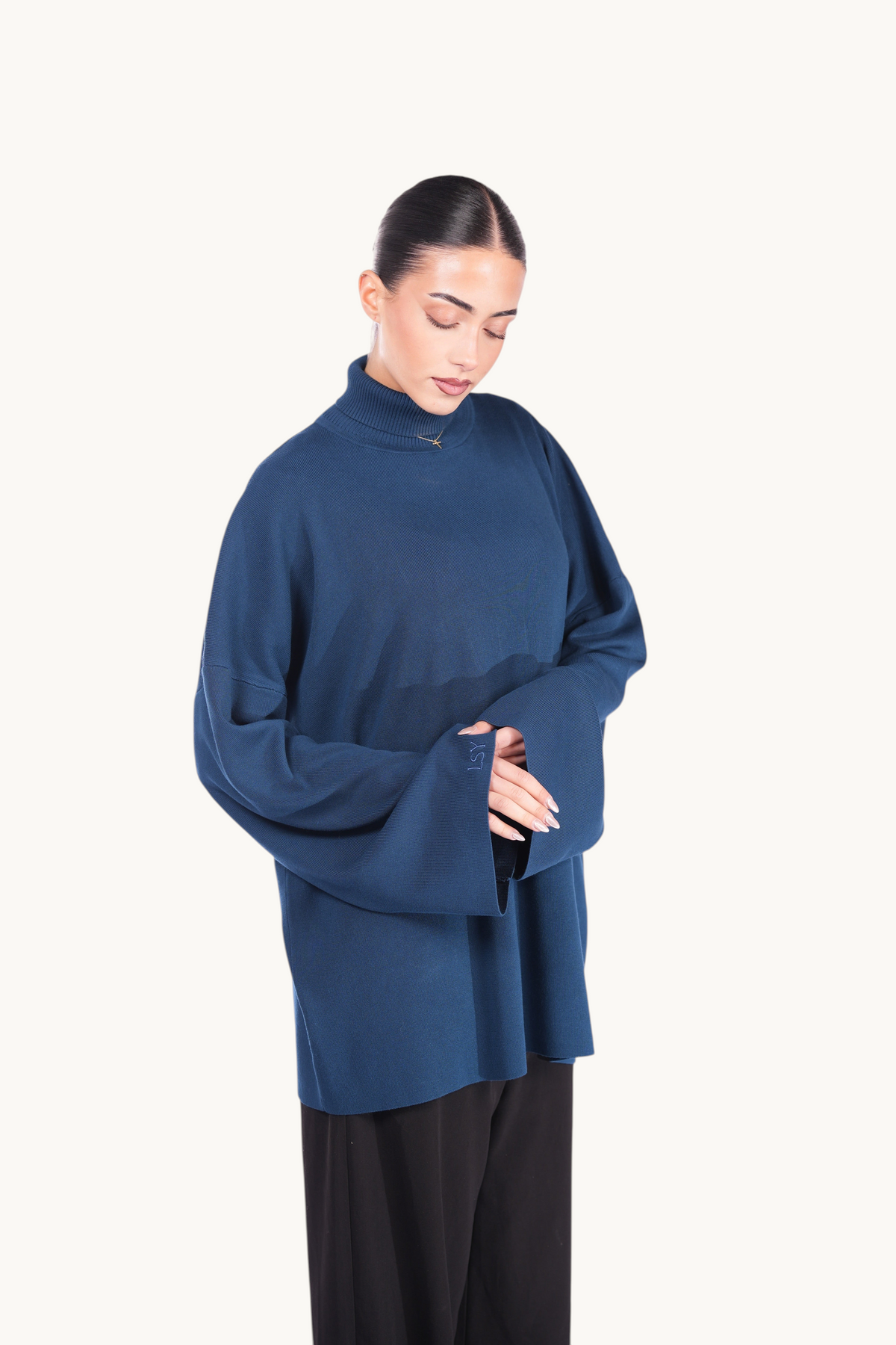 LOSYANA Rollkragenpullover in Teal aus weicher Viskose mit weiten Ärmeln an einem Model vor weißem Hintergrund