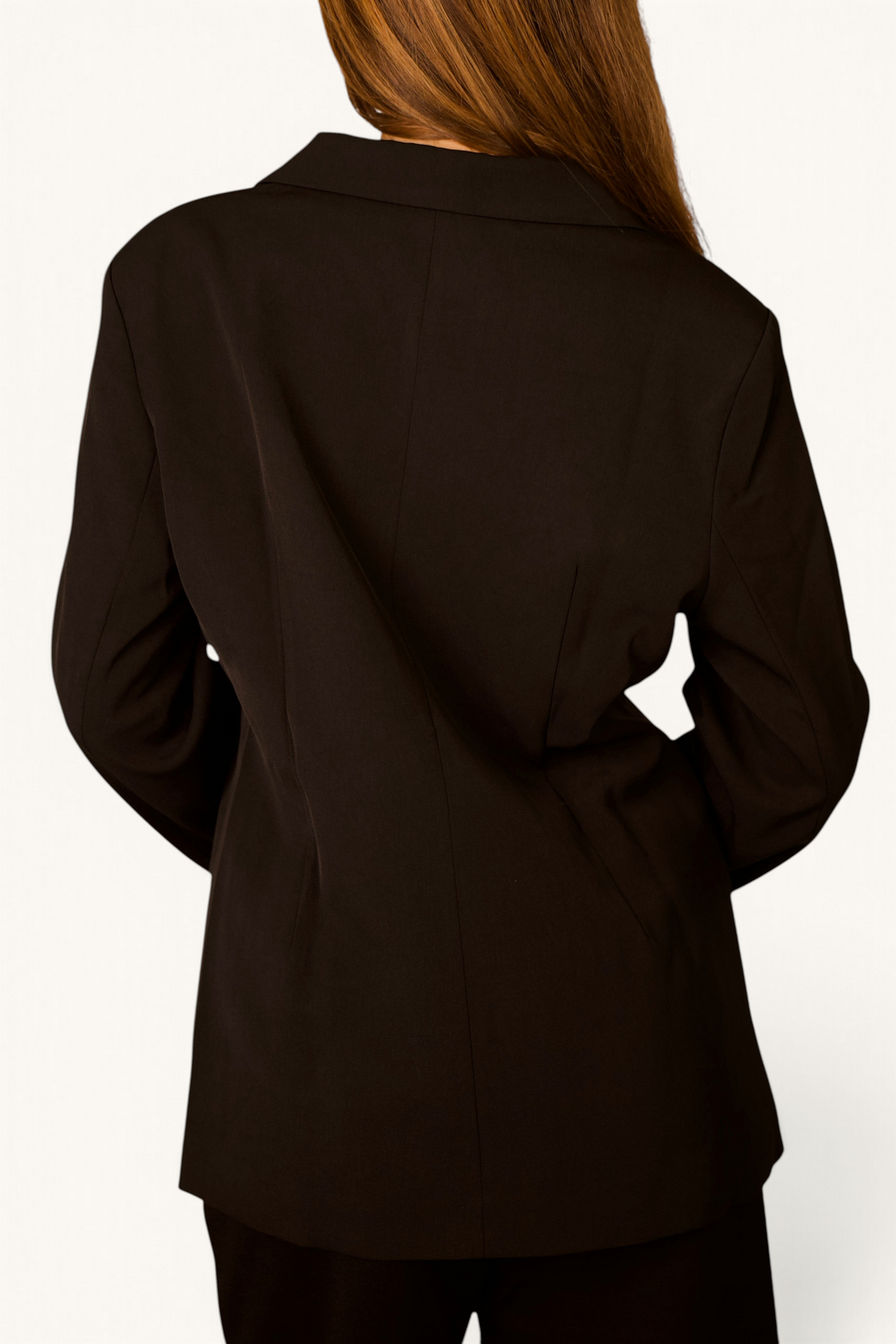 LOSYANA Noble Belted Blazer in Schwarz, Rückansicht an einem Model mit langem Haar