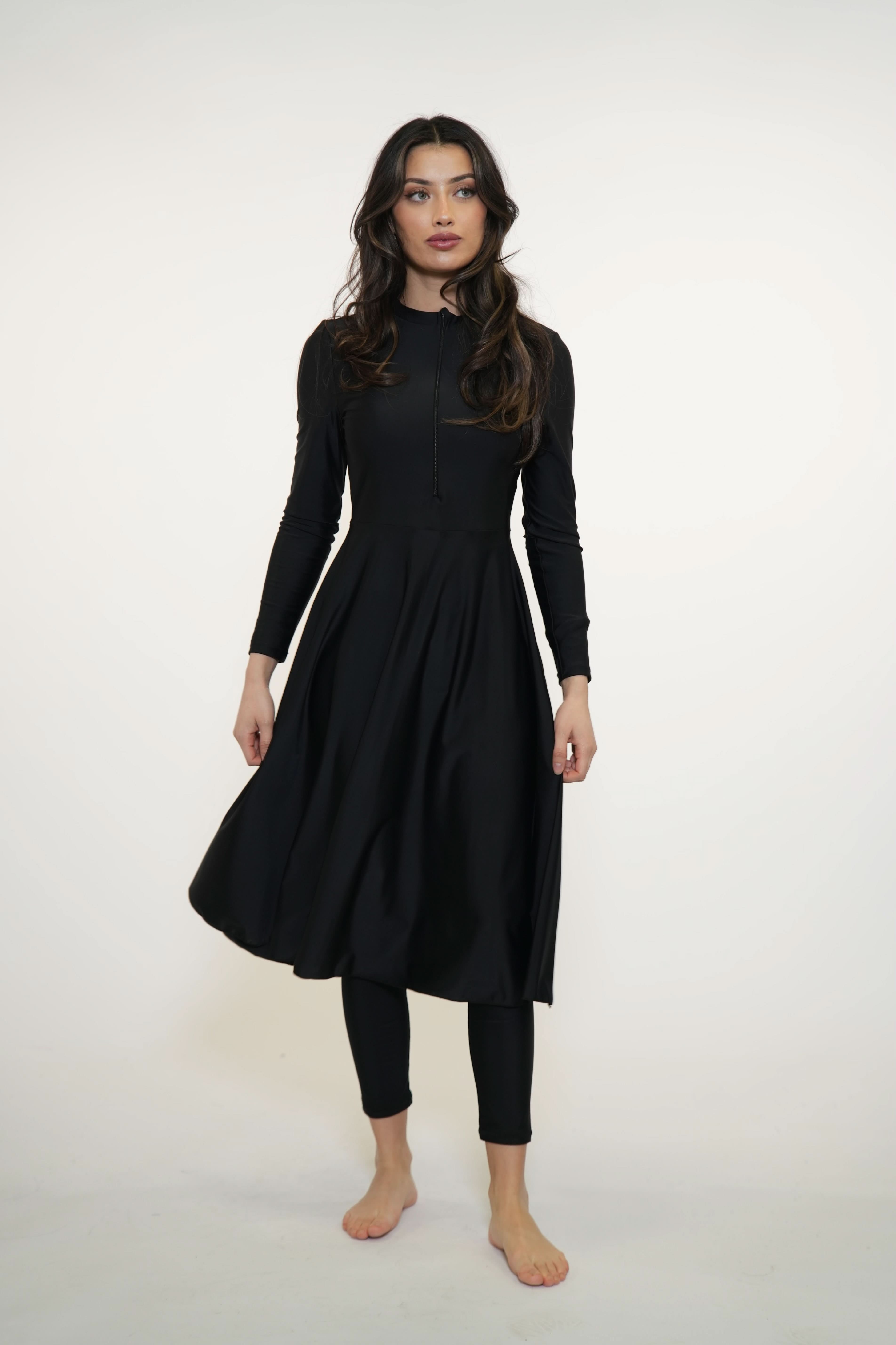 Azzurra Set von Losyana.Shop, elegante Schwimmkleidung mit blauer und weißer Gestaltung, liegt flach auf einem weißen Hintergrund.