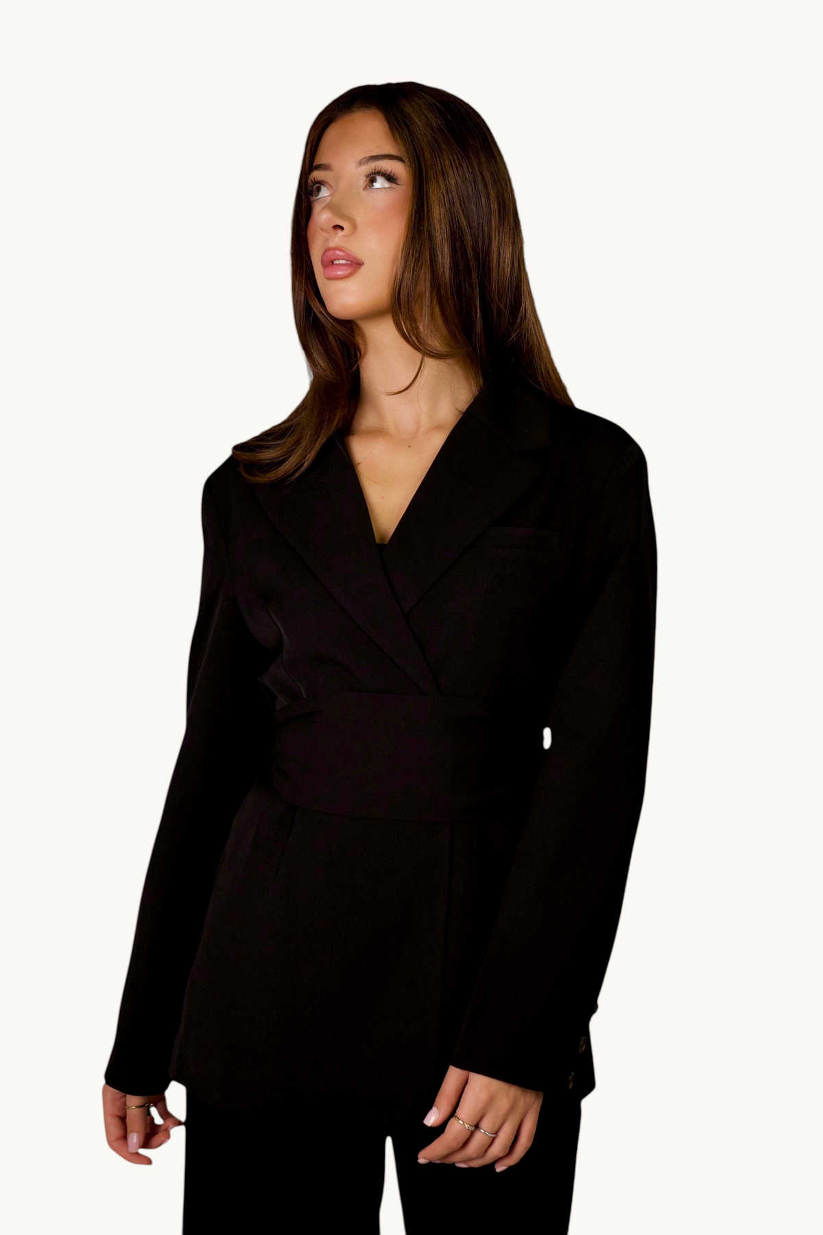 LOSYANA Noble Belted Blazer in Schwarz mit abnehmbarem Taillengürtel an einem Model