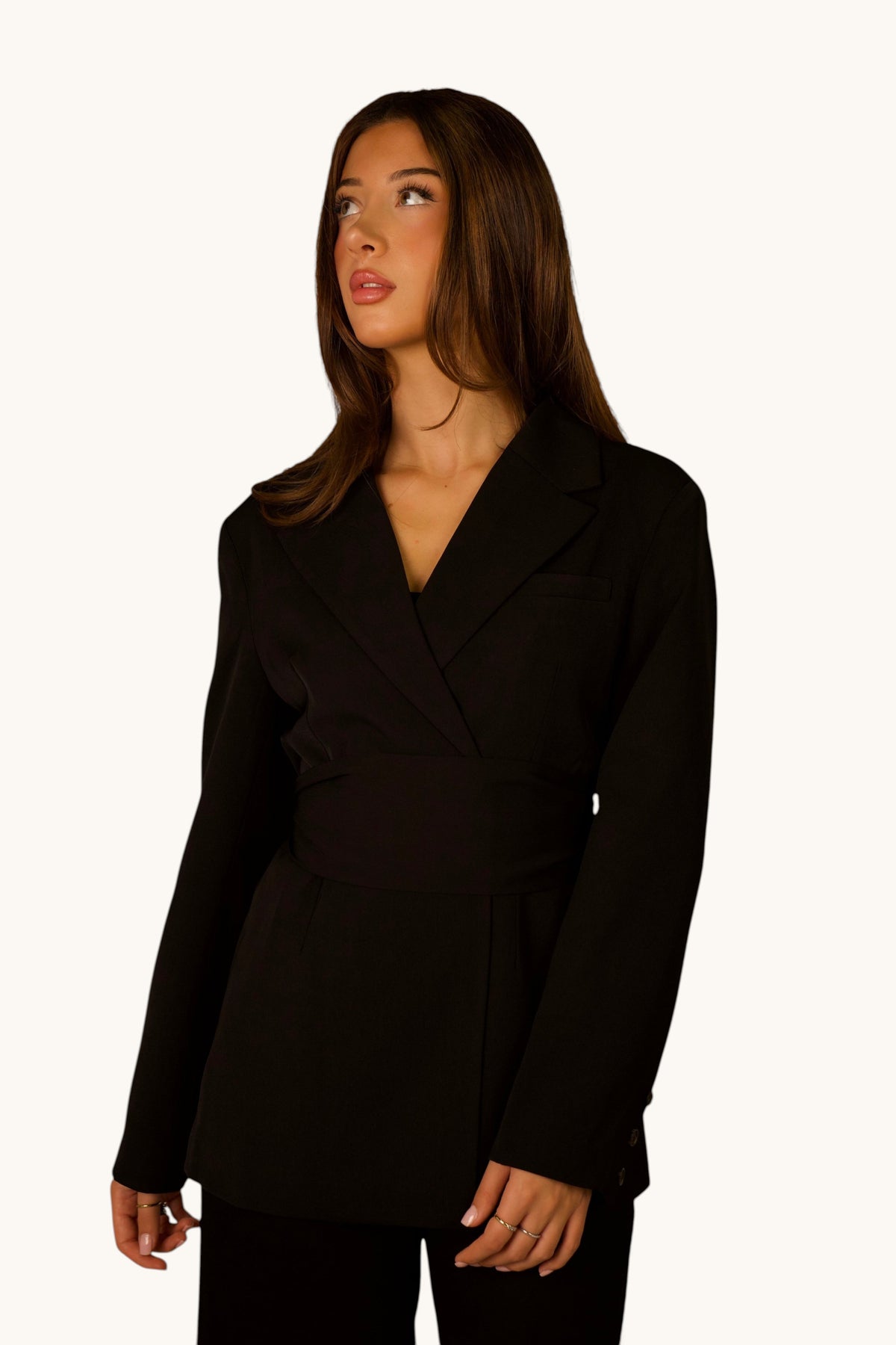 LOSYANA Noble Belted Blazer in Schwarz mit abnehmbarem Taillengürtel an einem Model