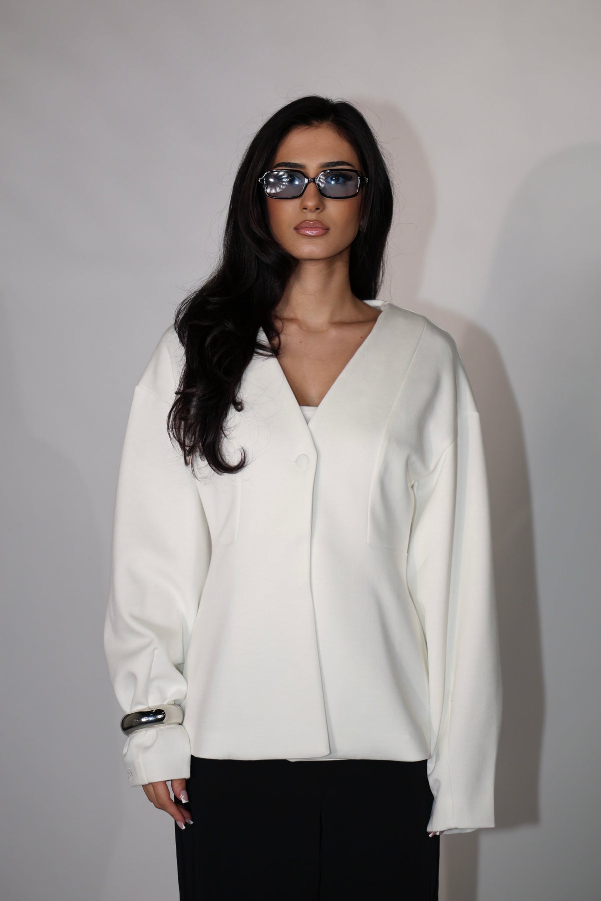 Weicher weißer Blazer von Losyana.Shop, elegantes Oberteil mit angenehmem Stoff, auf Bilddetail zu sehen