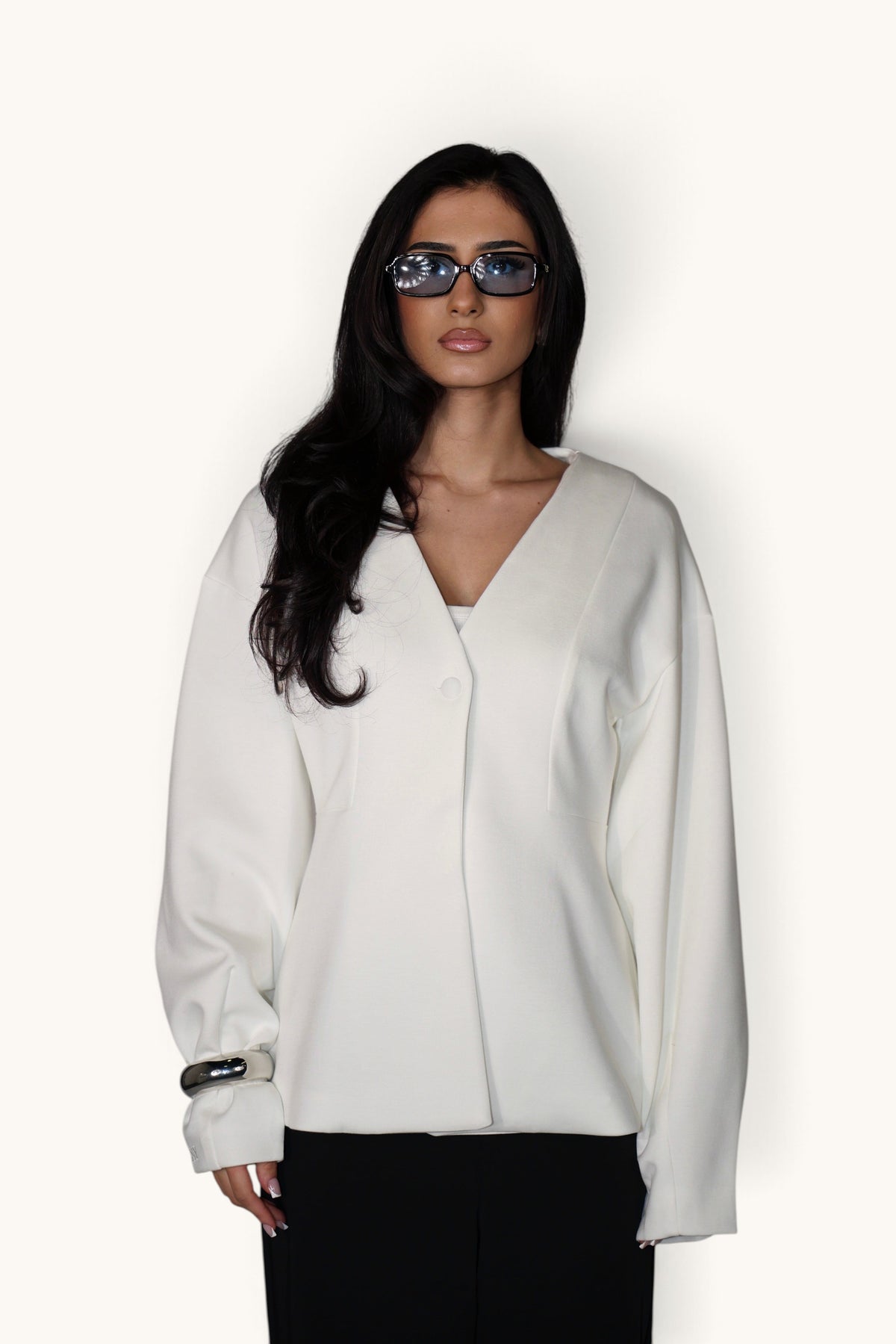 Weicher weißer Blazer von Losyana.Shop, elegantes Oberteil aus bequemem Stoff, auf dem Bild sichtbar.
