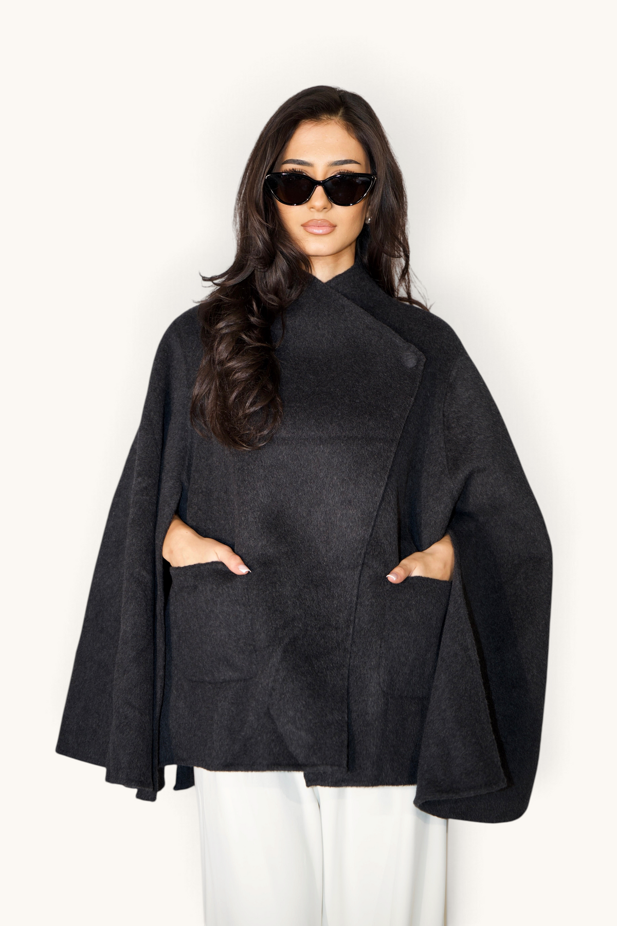 Dunkelgraue Wollcape Jacke von LOSYANA mit weitem Schnitt und eleganter Textur, ideal für kalte Tage.