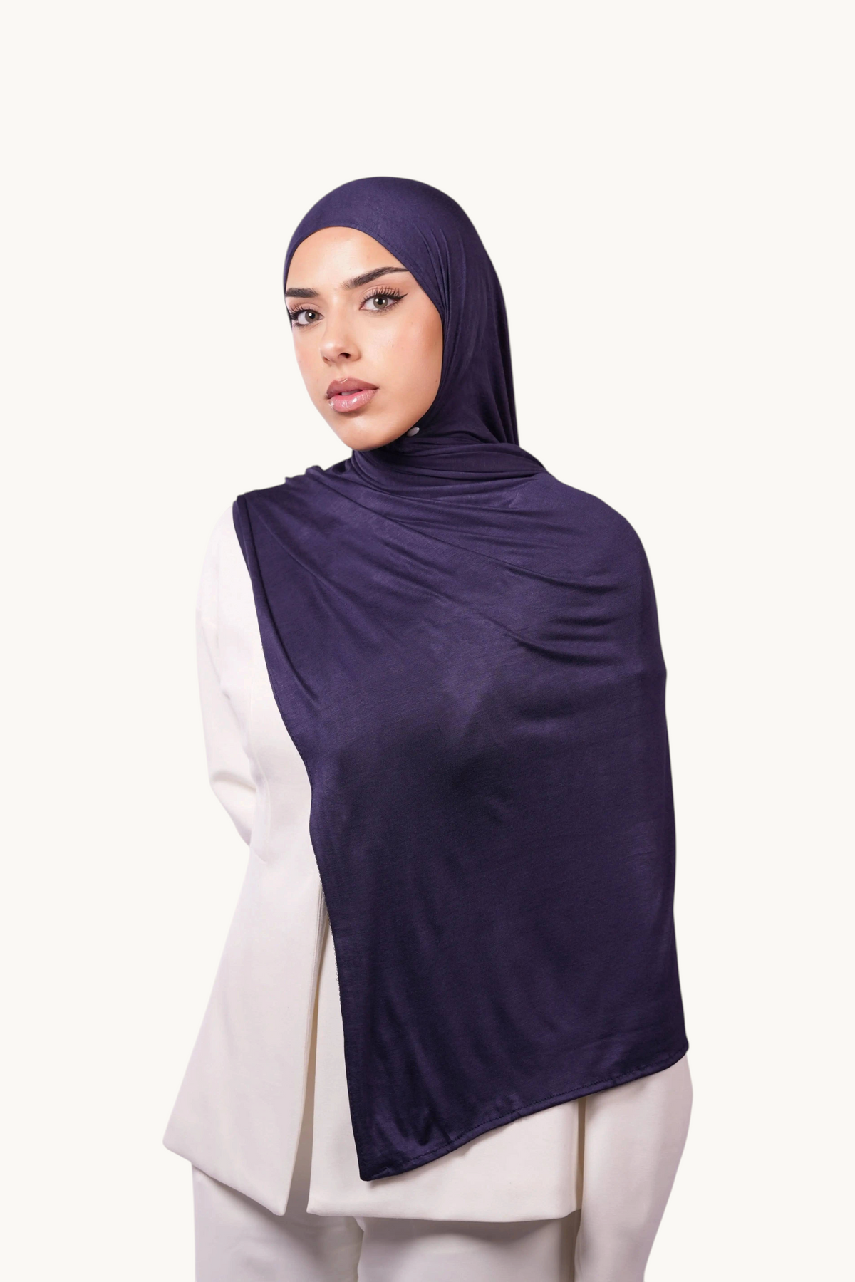 Navyblauer Bambus-Jersey-Hijab von Losyana.Shop, weich und bequem, zeigt den Stoff und die schlichte, elegante Passform.
