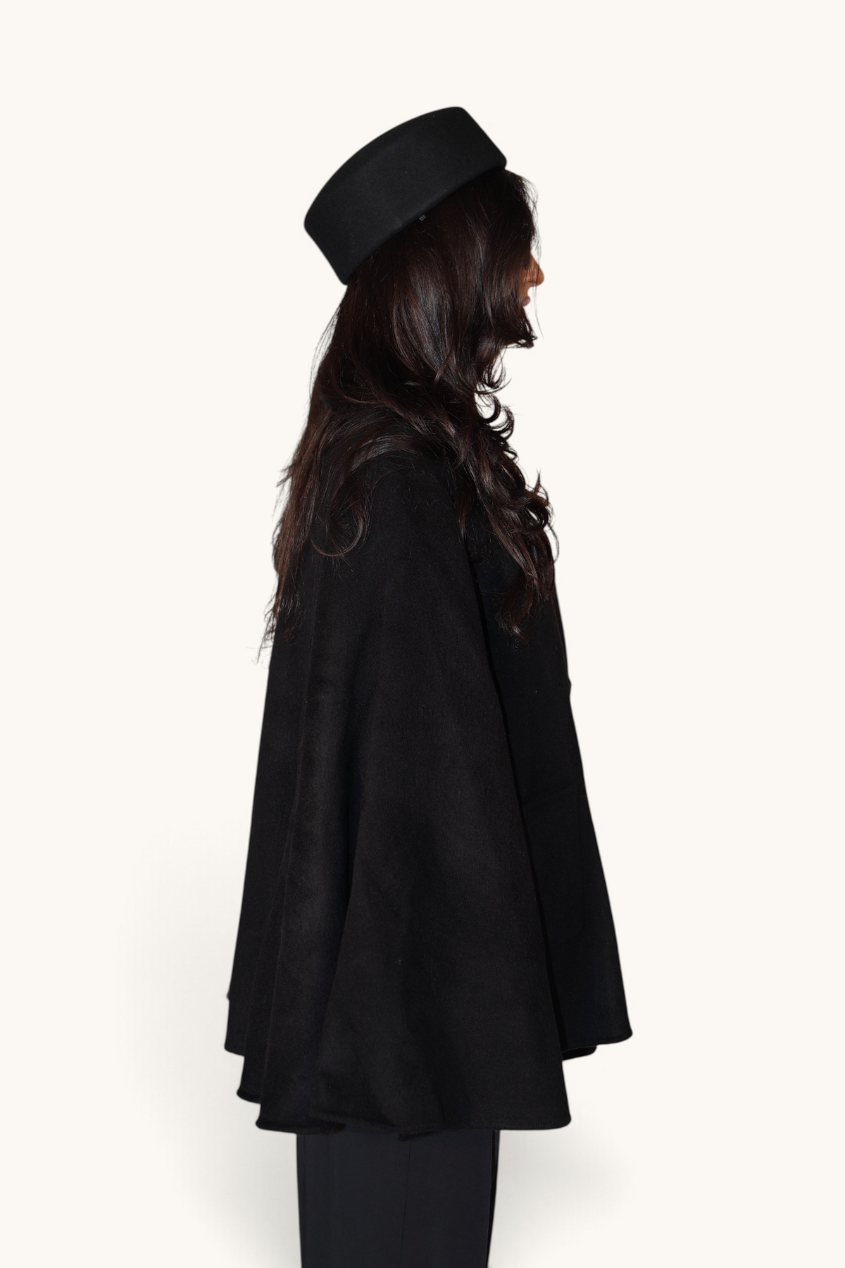 Schwarze Wolle Cape Jacke von LOSYANA, warme, elegante Damenjacke mit langer Passform und stilvollem Design.