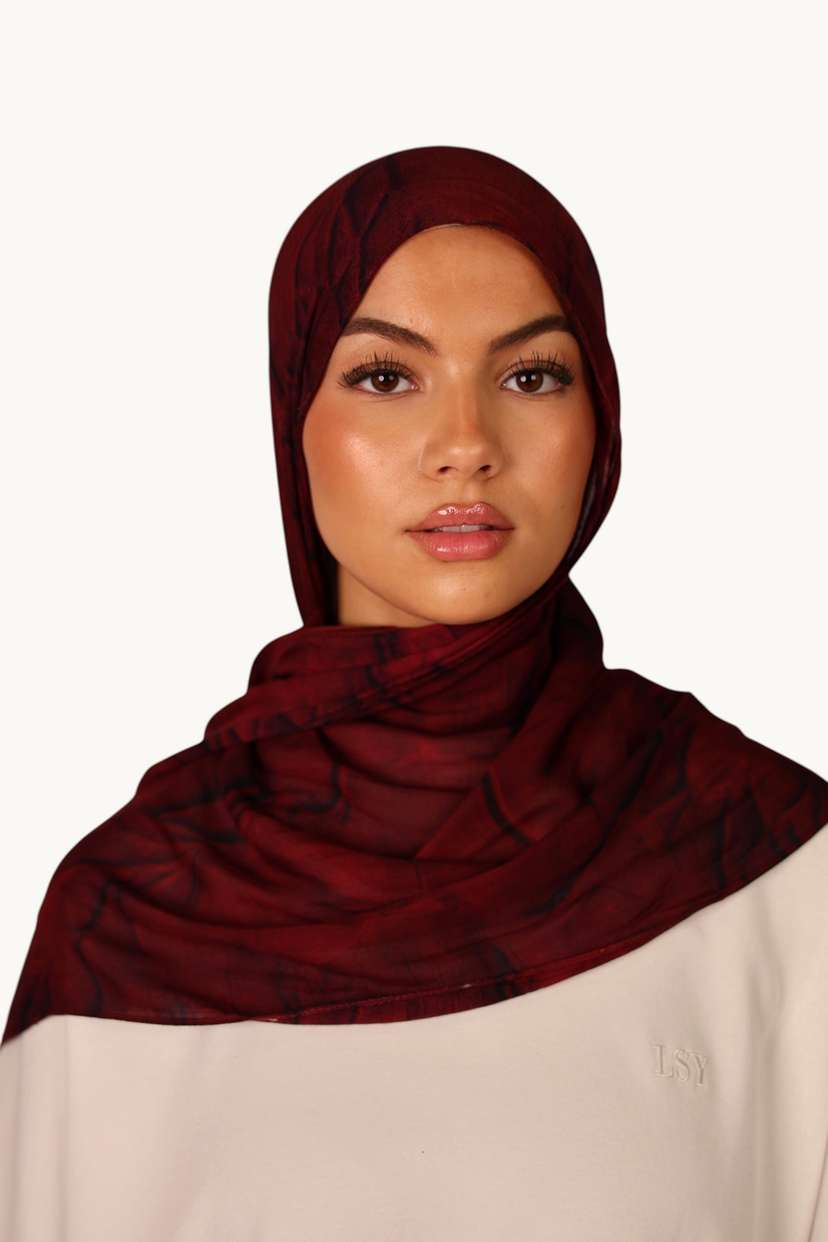 LOSYANA Hijab aus leichtem, rotem Modal mit fließender Textur, getragen von einem Model mit passender Bone.