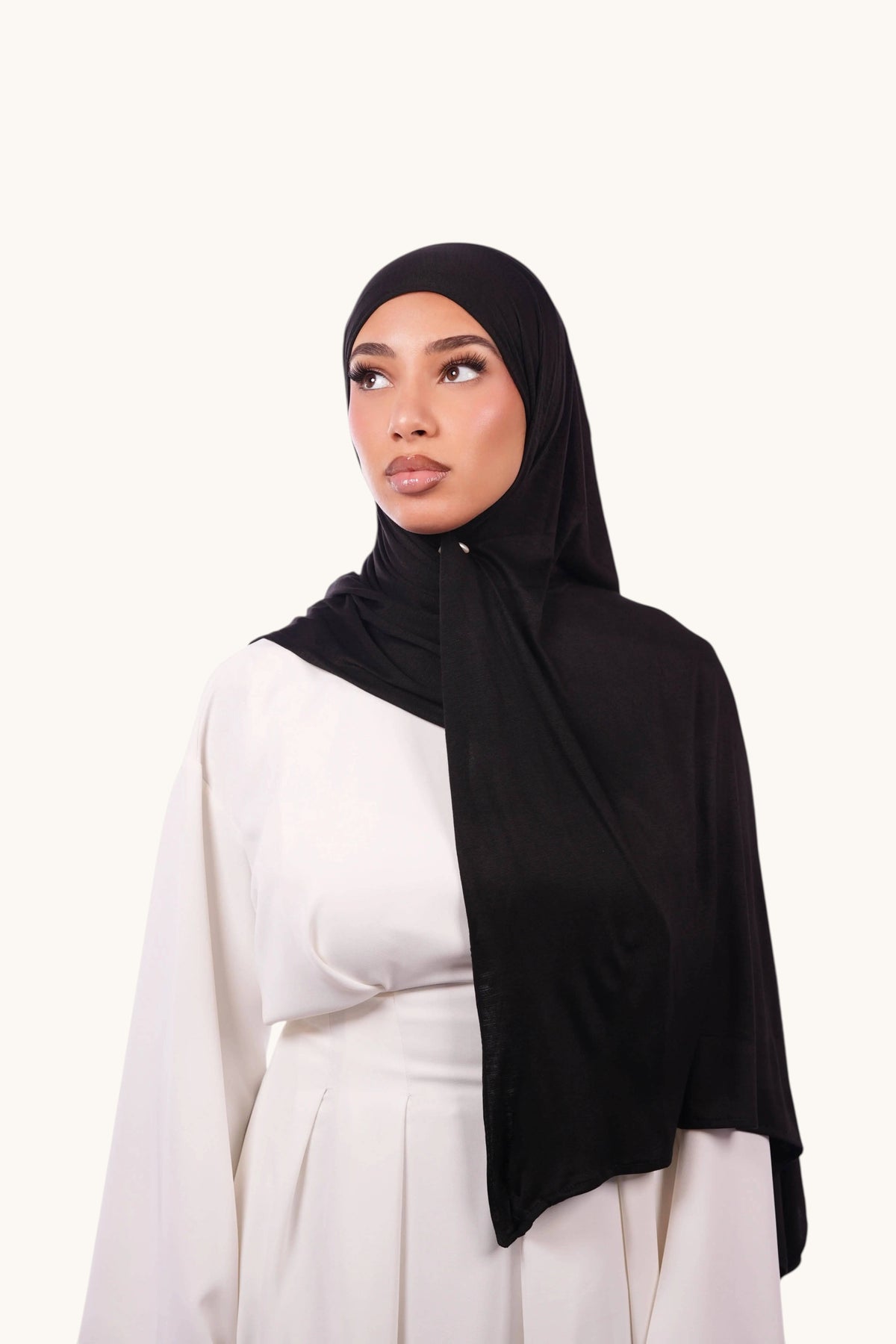 Schwarzes Bamboo Jersey von Losyana.Shop, weiches und nachhaltiges Jersey-Stoff, flauschige Textur und bequeme Passform sichtbar