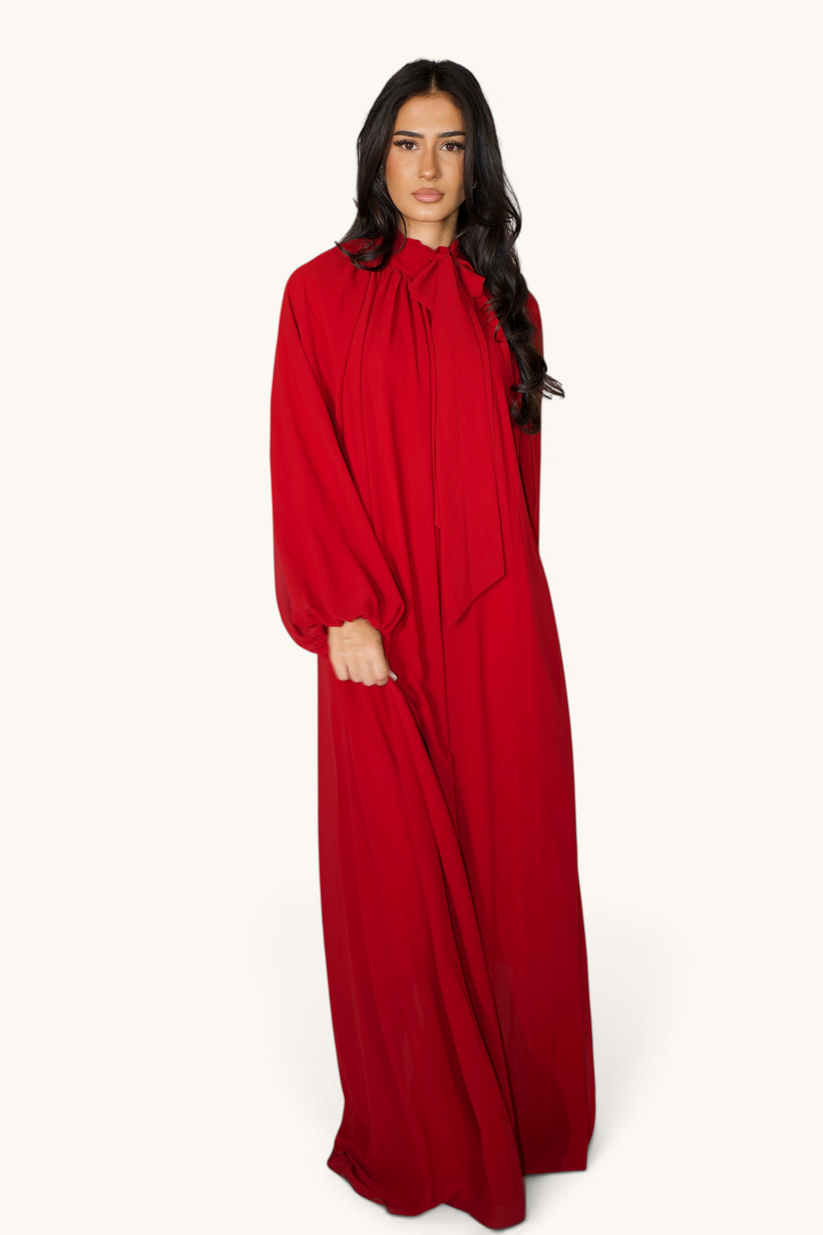 LOSYANA rotes Chiffon Maxikleid mit Ballonärmeln und Bindekragen an einem Model