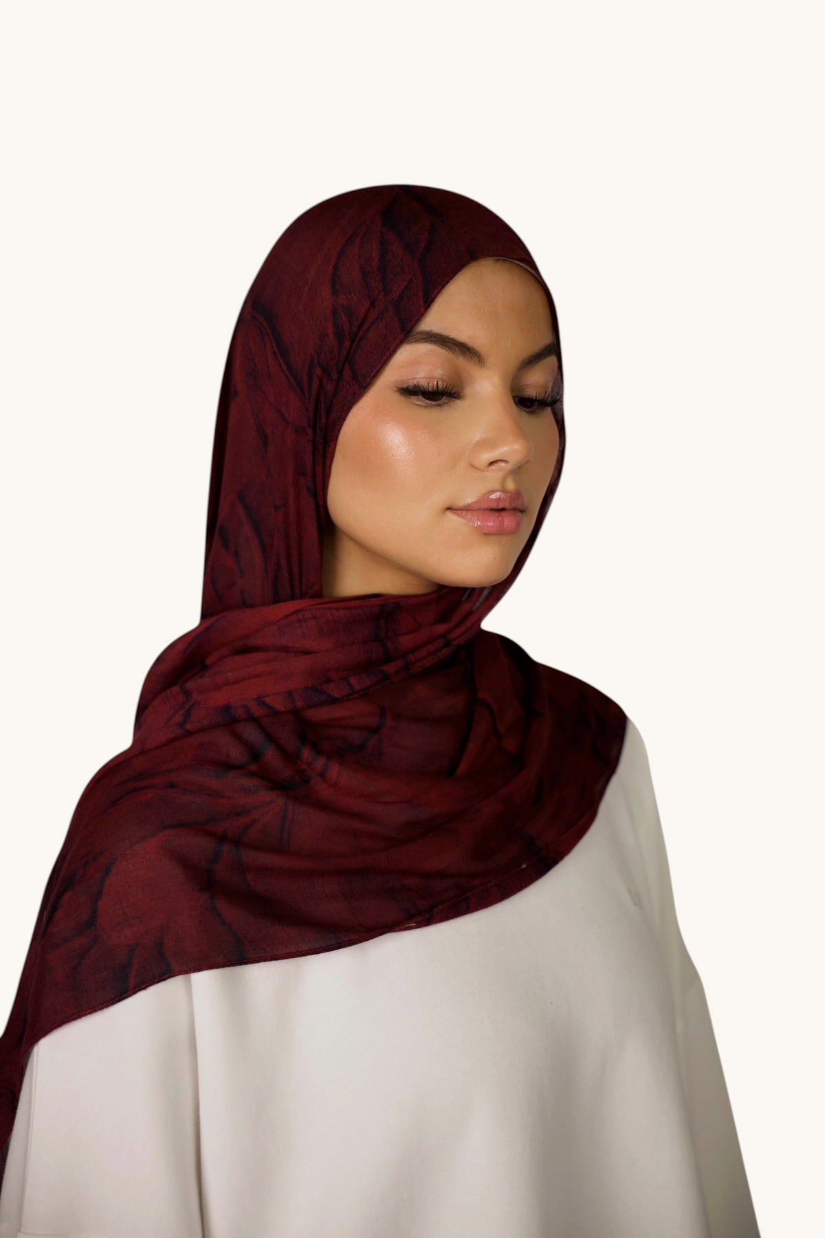 LOSYANA leichter Modal Hijab in Rouge mit dezenter Transparenz und fließendem Fall, getragen von einem Model