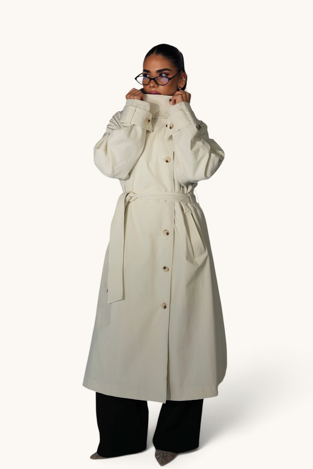Langer LOSYANA Trenchcoat in Creme, schlichte elegante Mantel mit Gürtel und klassischen Revers.