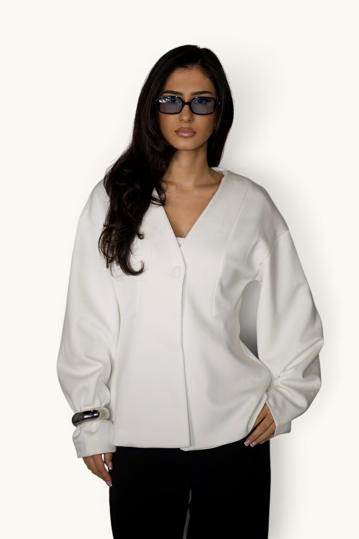 Weicher weißer Blazer von Losyana.Shop, elegantes Oberteil aus leichtem Stoff, mit klassischen Revers und langem Schnitt.