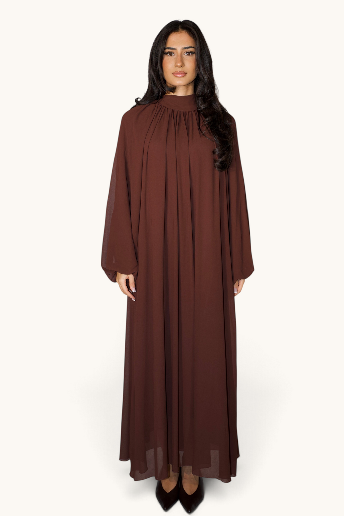 LOSYANA Maxikleid aus espressofarbenem Chiffon mit Ballonärmeln und hohem Kragen an einem Model
