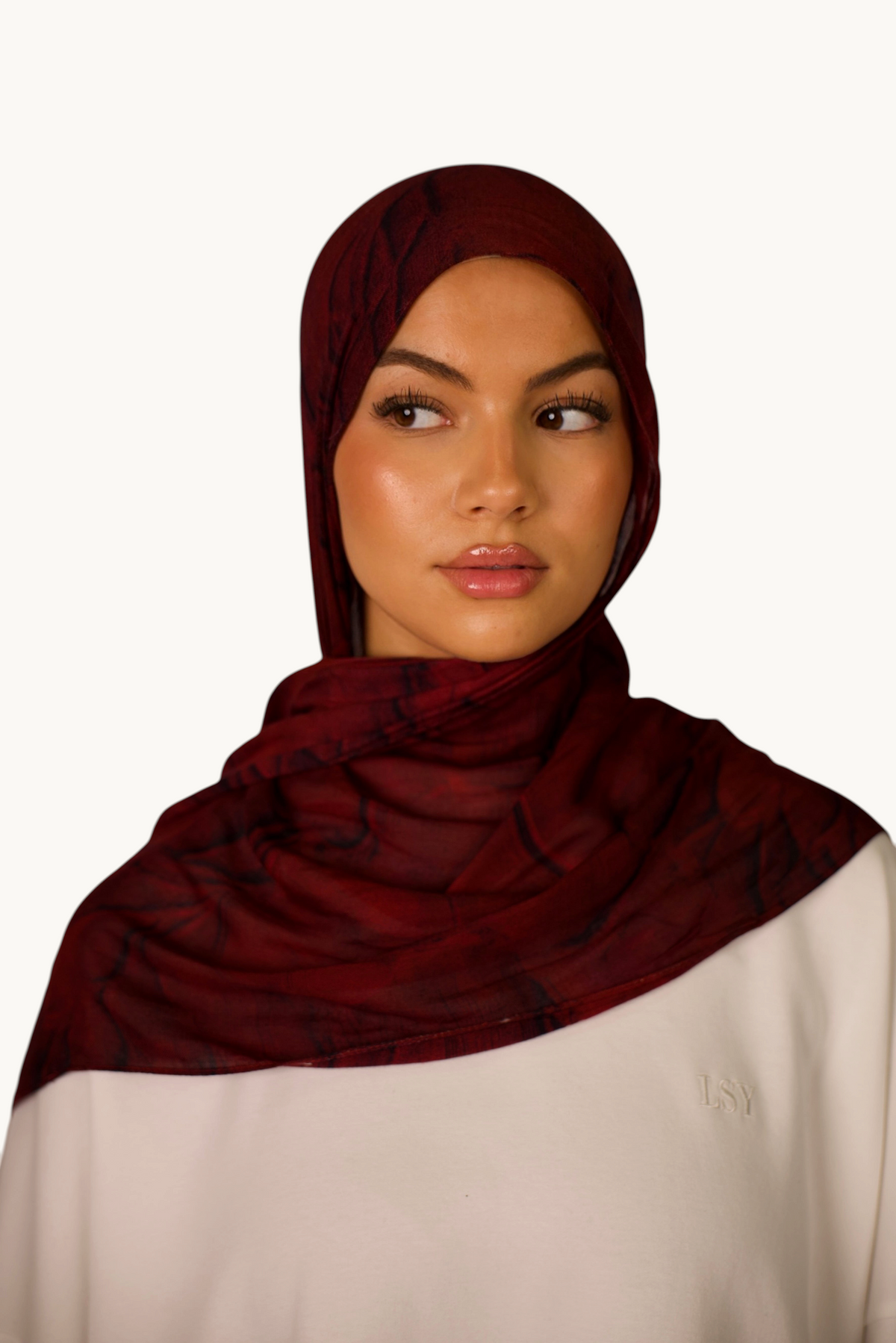 LOSYANA leichter Modal Hijab in Rouge mit dezenter Transparenz, getragen von einem Model