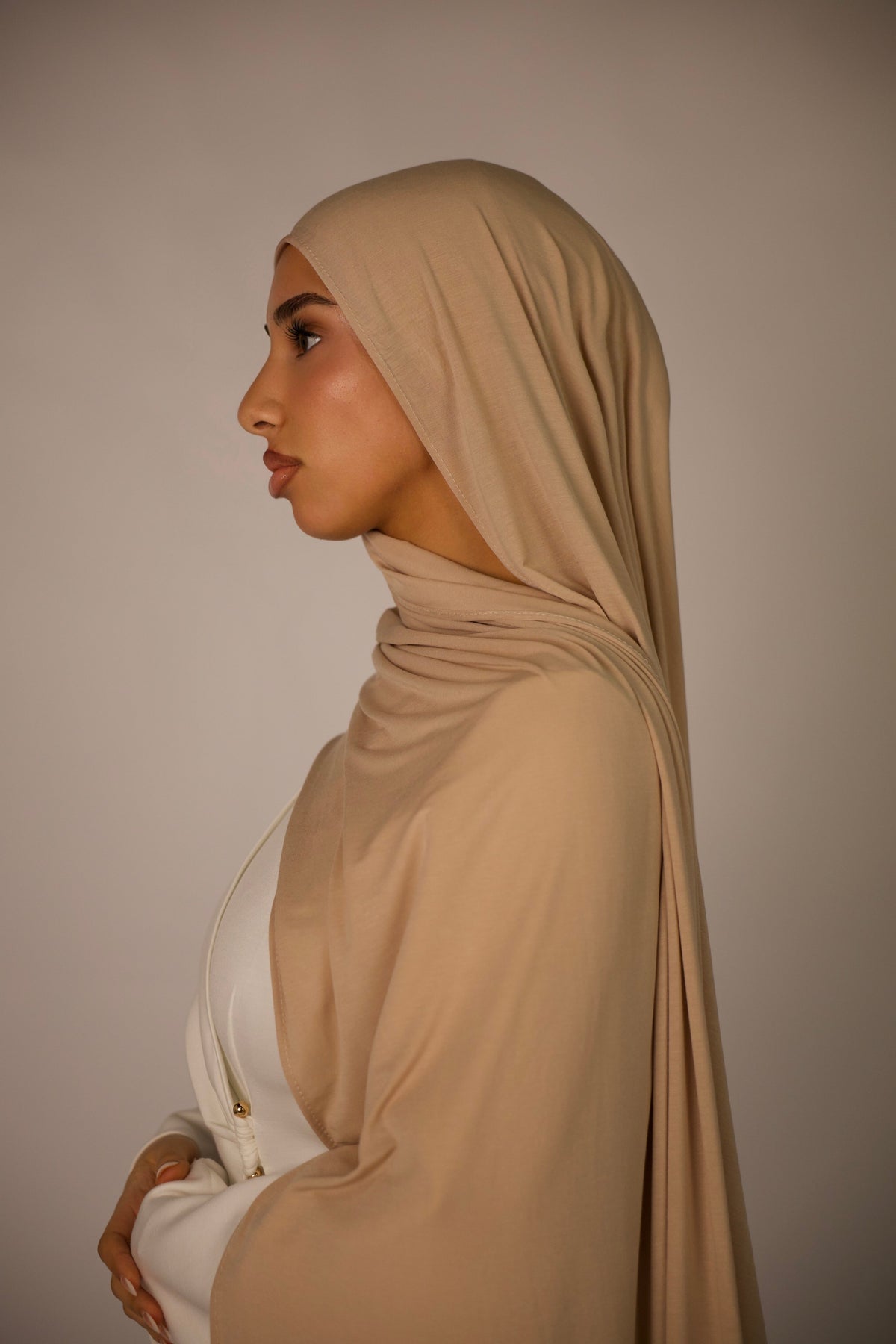 LOSYANA Breeze Jersey Hijab in goldenem Beige aus weichem Bambusstoff, getragen von einer Frau im Seitenprofil.