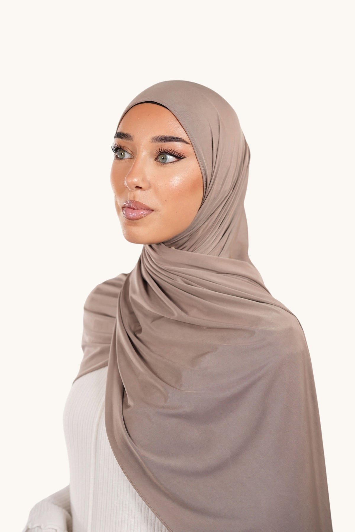 Hellbeiger Liquid Jersey Hijab von Losyana.Shop, weiche Stofftextur und elegantes Design sichtbar.