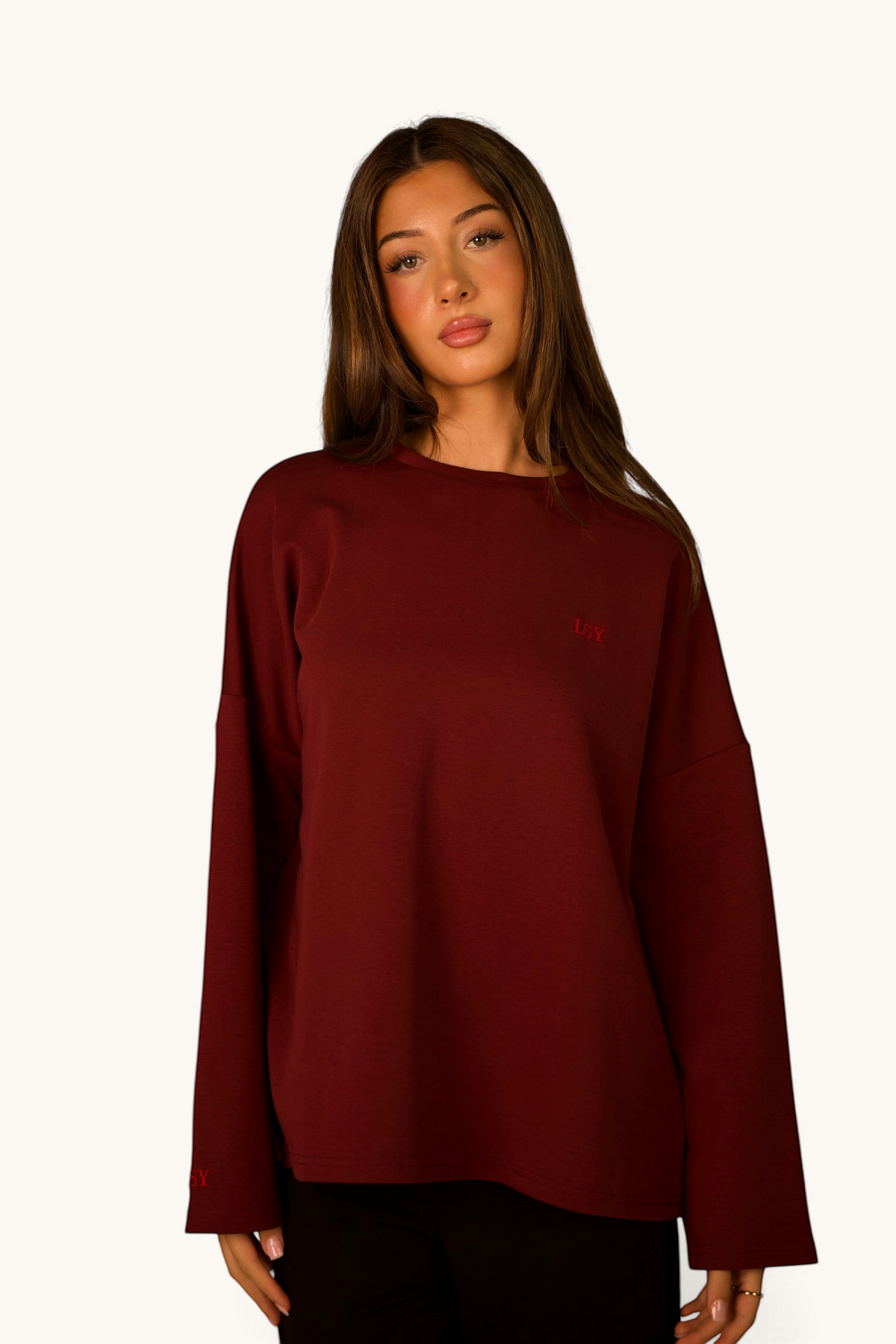 LOSYANA LSY Langarmshirt in Bordeaux aus weicher Baumwolle mit lockerem Schnitt an einem Model