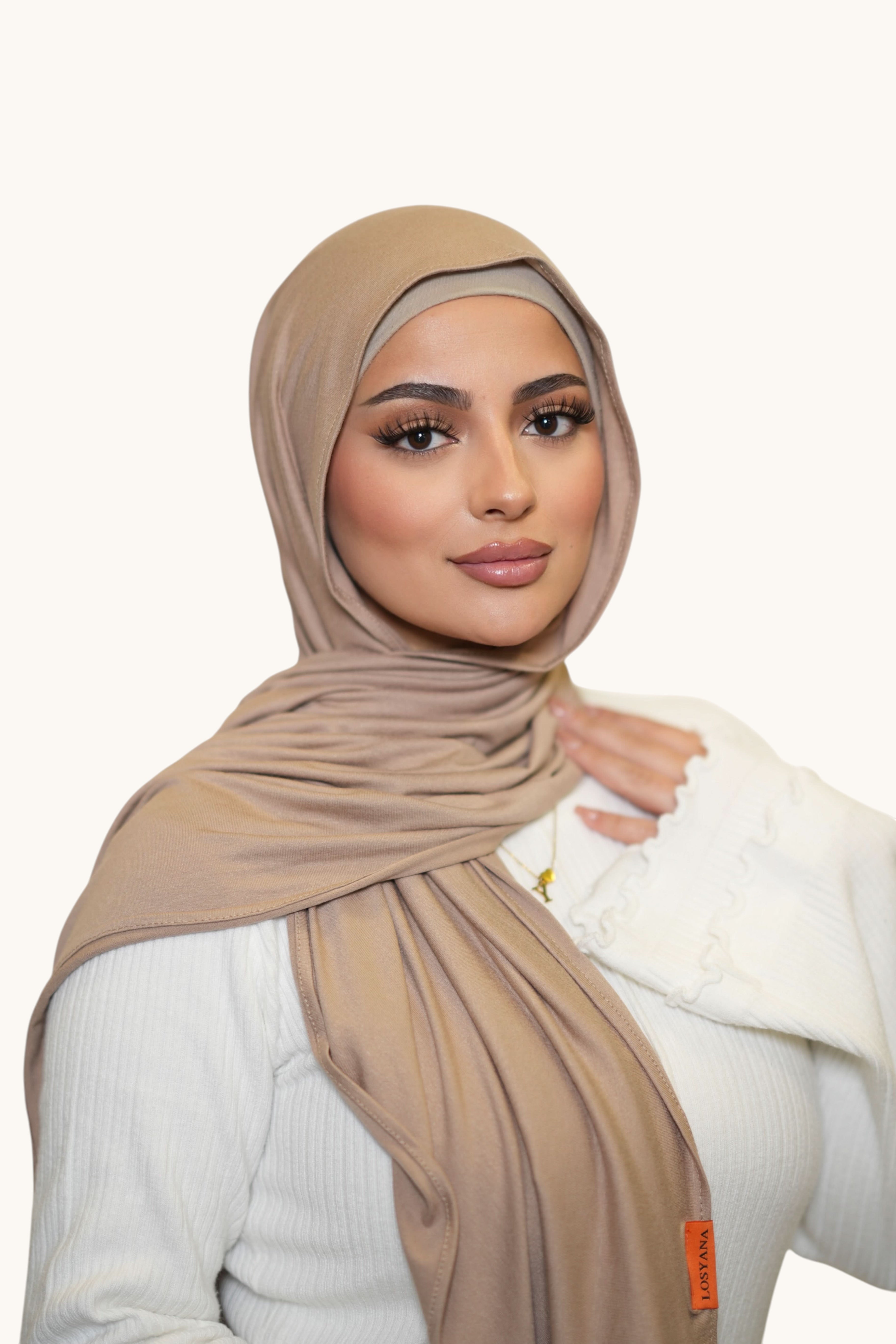 Weißes Losyana.Shop Jersey aus Sandstoff mit sportlichem Schnitt, sichtbar auf dem Bild.