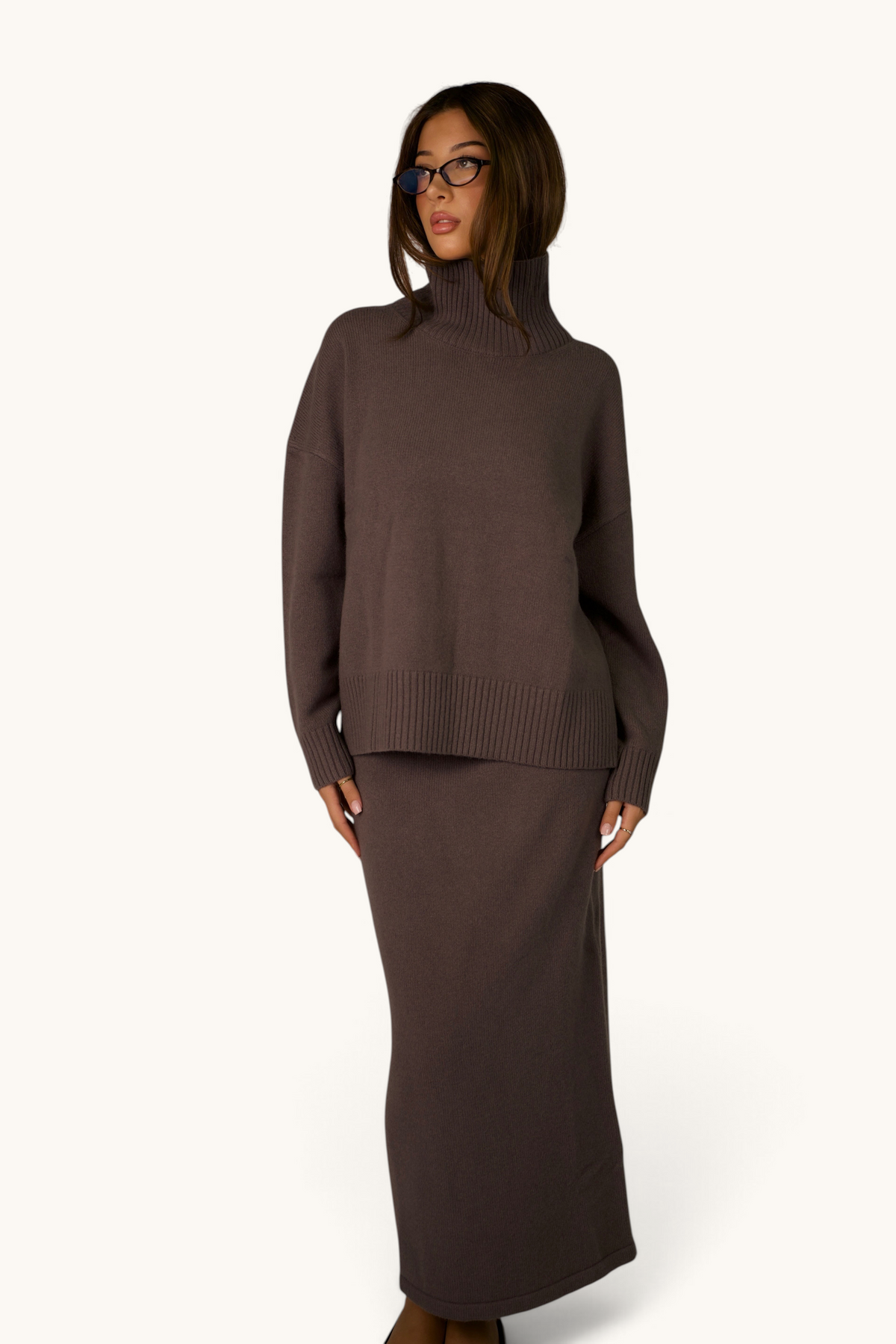 LOSYANA Wollrock in Grau aus 100% Wolle mit elastischem Bund, getragen von einem Model mit passendem Rollkragenpullover