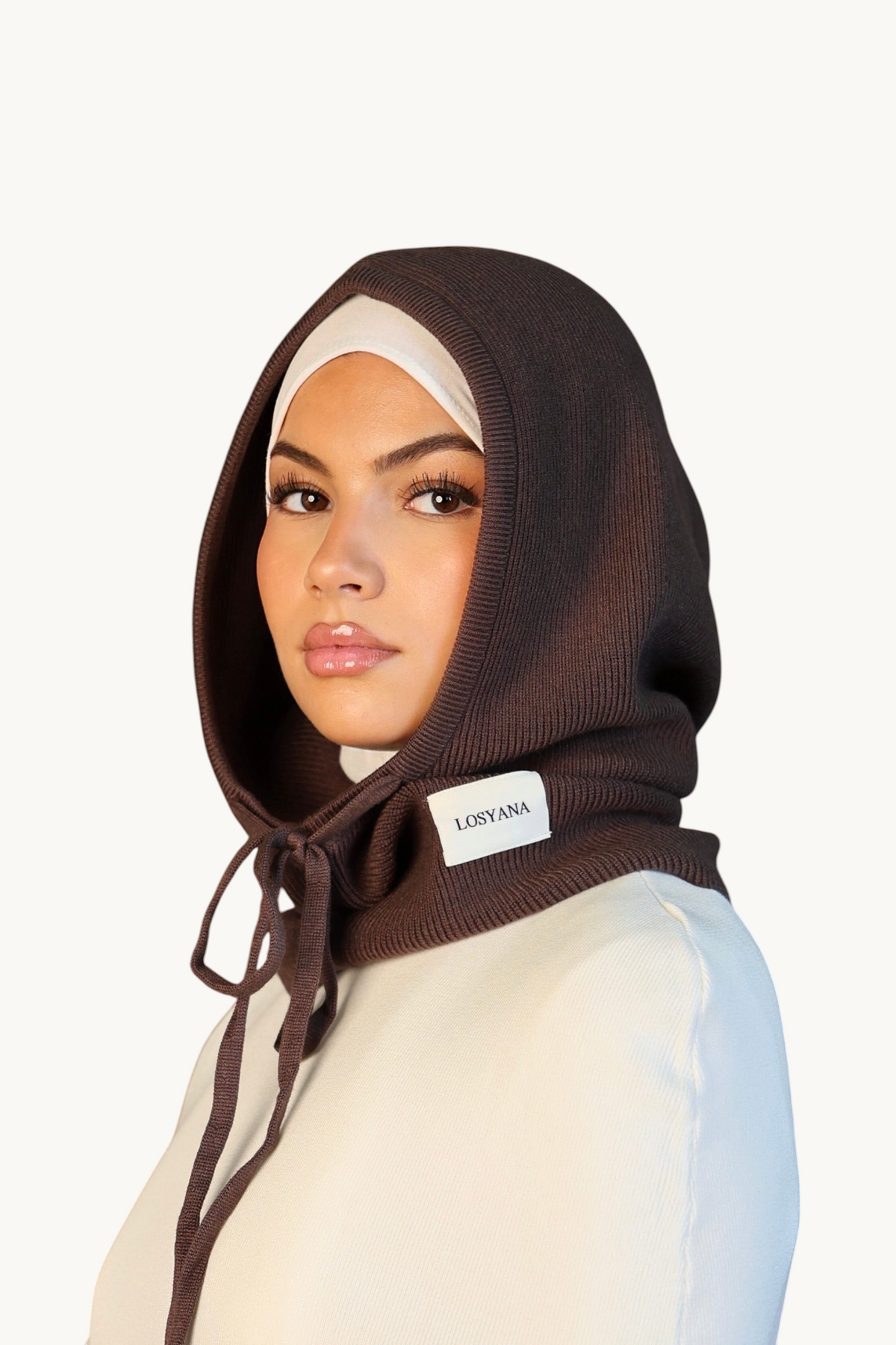 LOSYANA Balaclava in Espresso mit Kordelzug, getragen von einem Model vor braunem Hintergrund