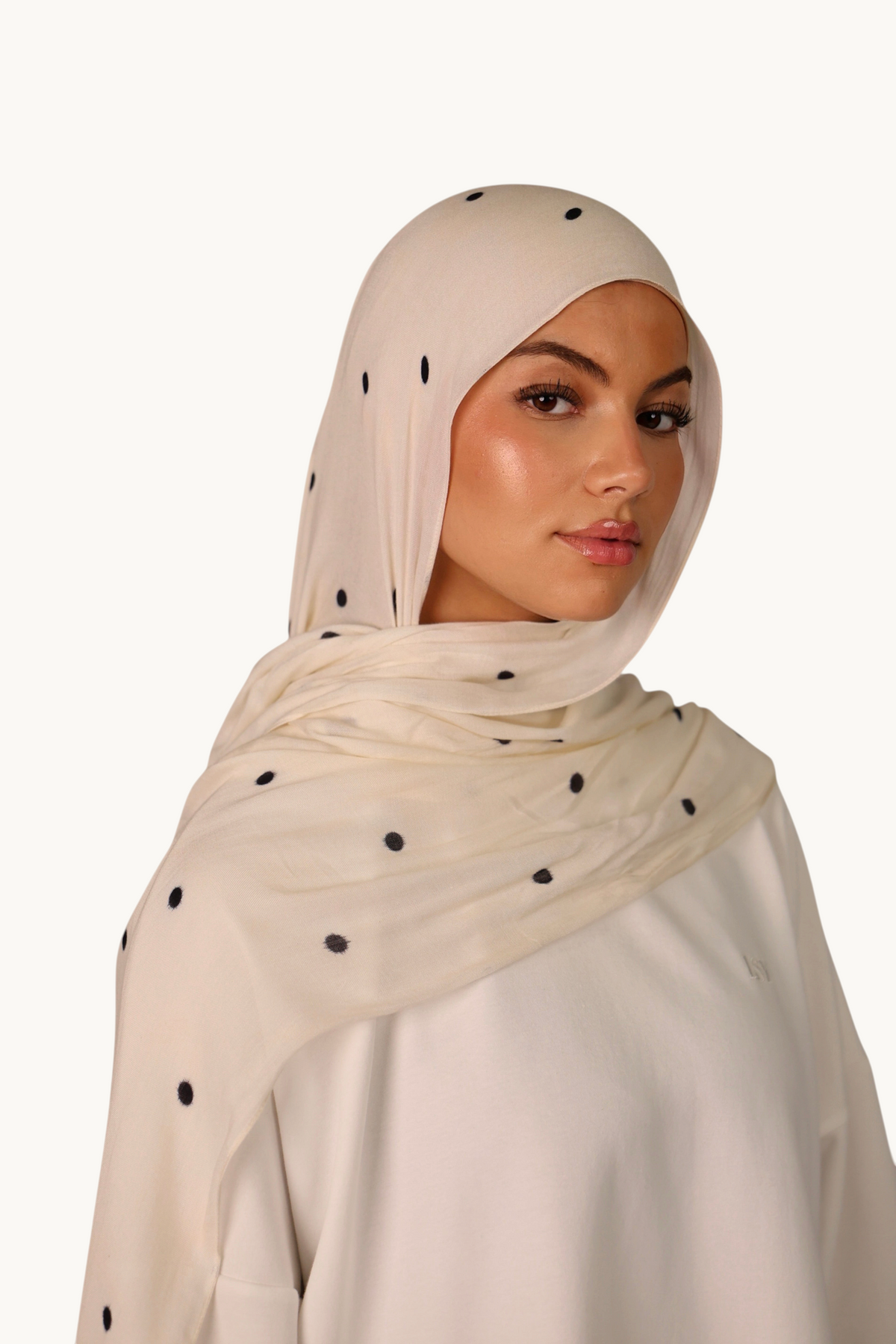 LOSYANA leichter Modal Hijab in Creme mit schwarzen Velour-Punkten, getragen von einem Model