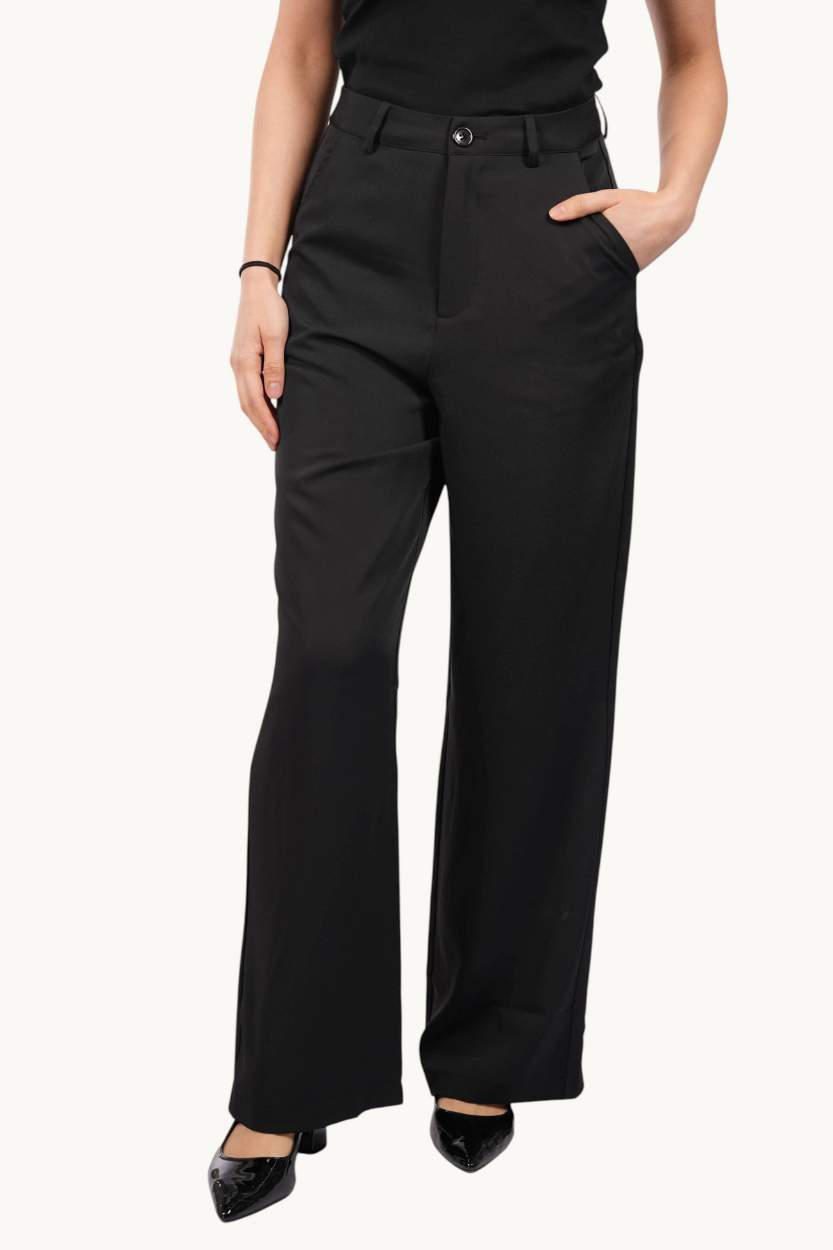 Schwarze Losyana.Hose aus der Palais Pants Kollektion, bequemes Design und schlichte Optik, sichtbare Details und Stoffstruktur