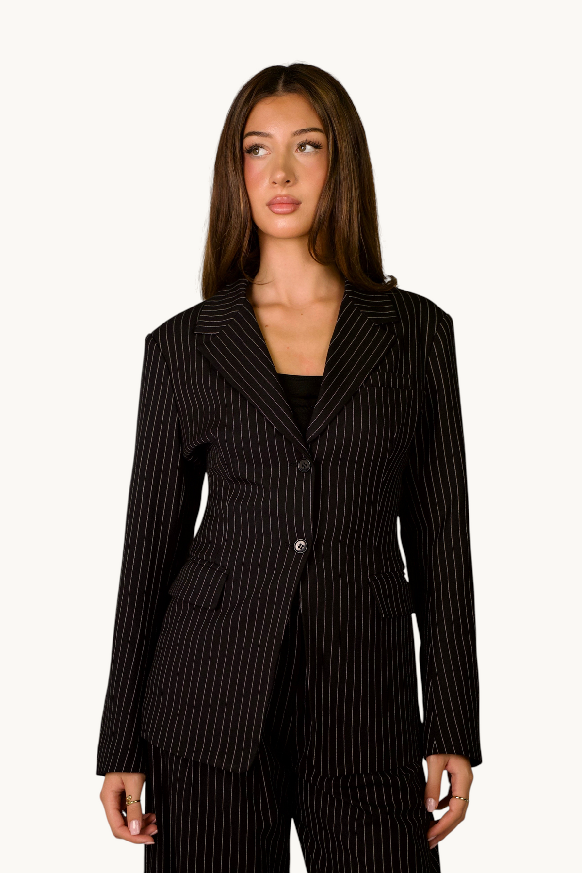 LOSYANA Rivoli Blazer in Schwarz mit weißen Nadelstreifen, taillierter Schnitt mit Knopfverschluss an einem Model