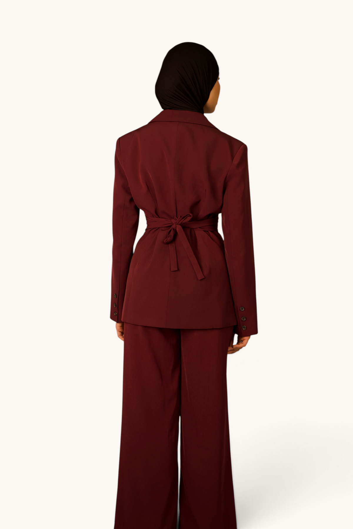 LOSYANA Noble Belted Blazer in Burgunderrot mit abnehmbarem Gürtel, getragen von einem Model in Rückansicht
