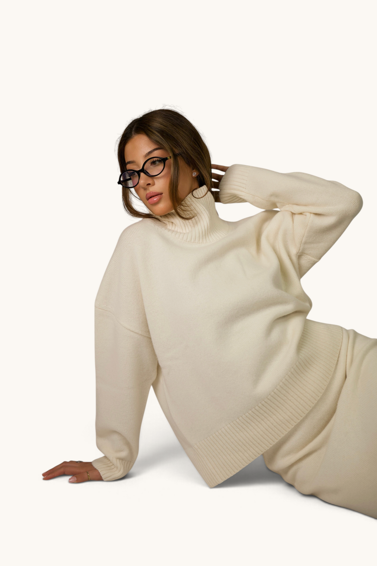 LOSYANA Wollpullover in Cream mit Stehkragen, getragen von einem Model mit Brille in entspannter Pose