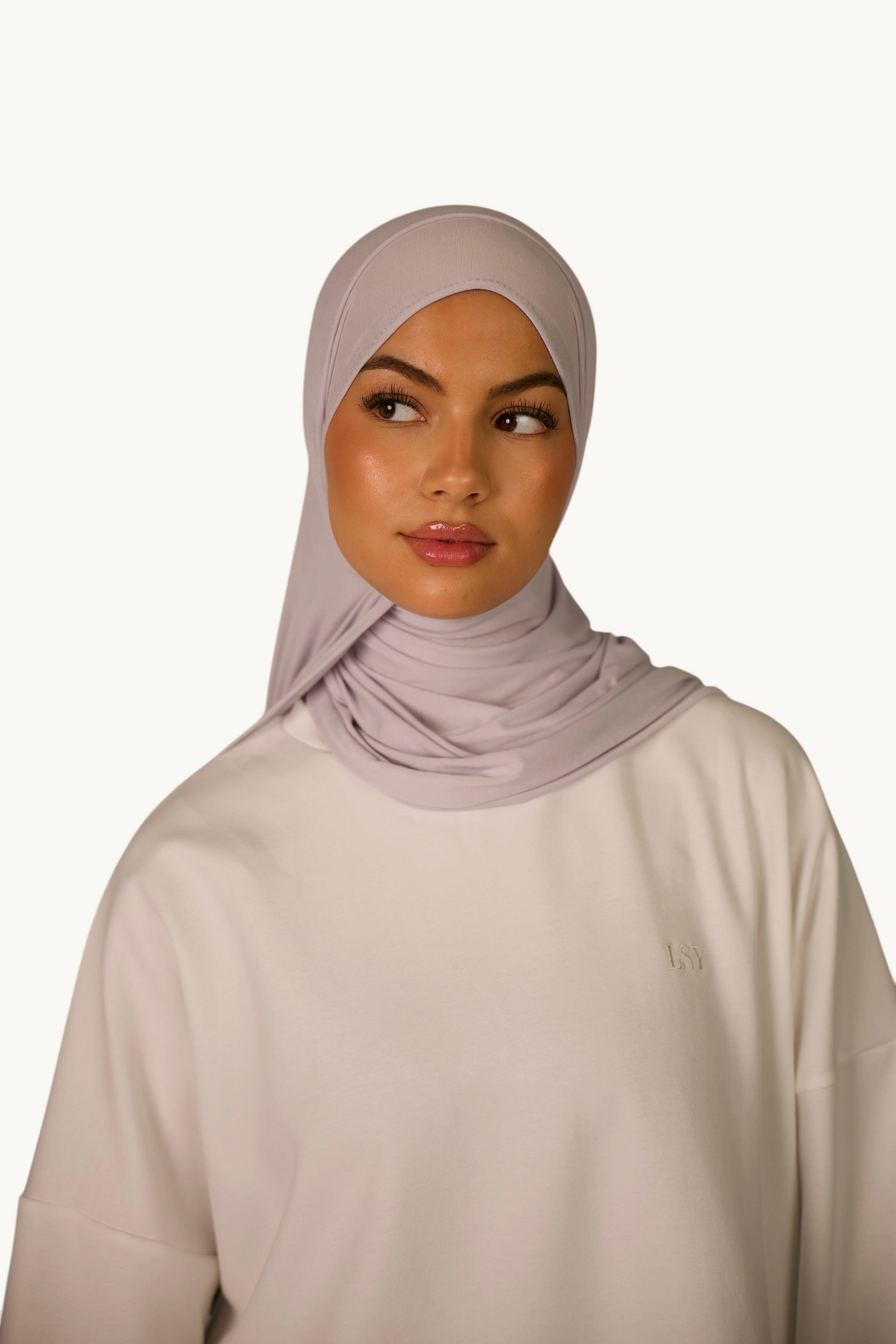 LOSYANA Breeze Jersey Hijab in Light Moon Farbe aus weichem Bambusstoff getragen von einem Model
