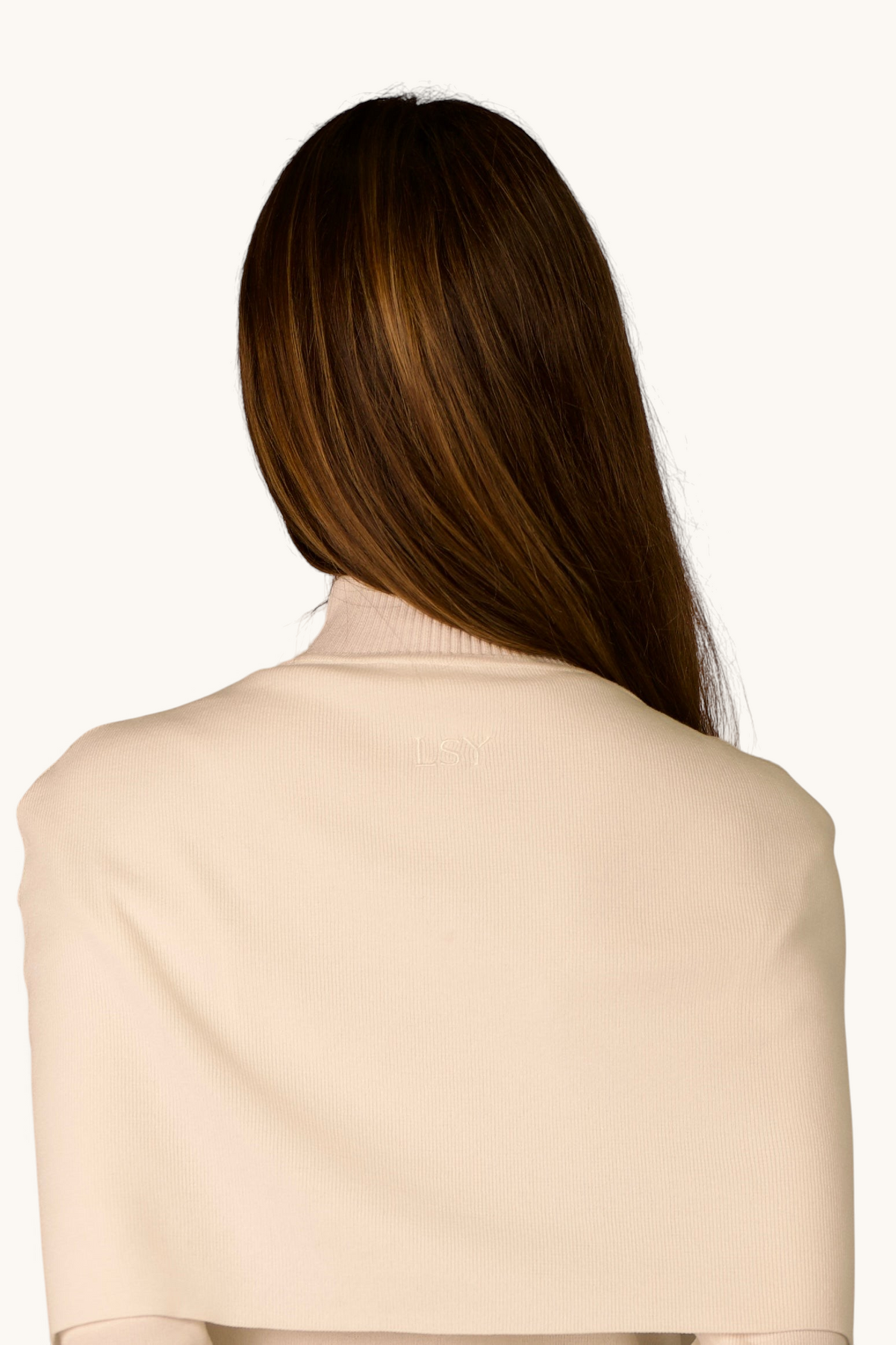 LOSYANA Strickleid in Weiß mit Cape-Detail und dezentem Logo-Stick am Nacken, Rückansicht an einem Model