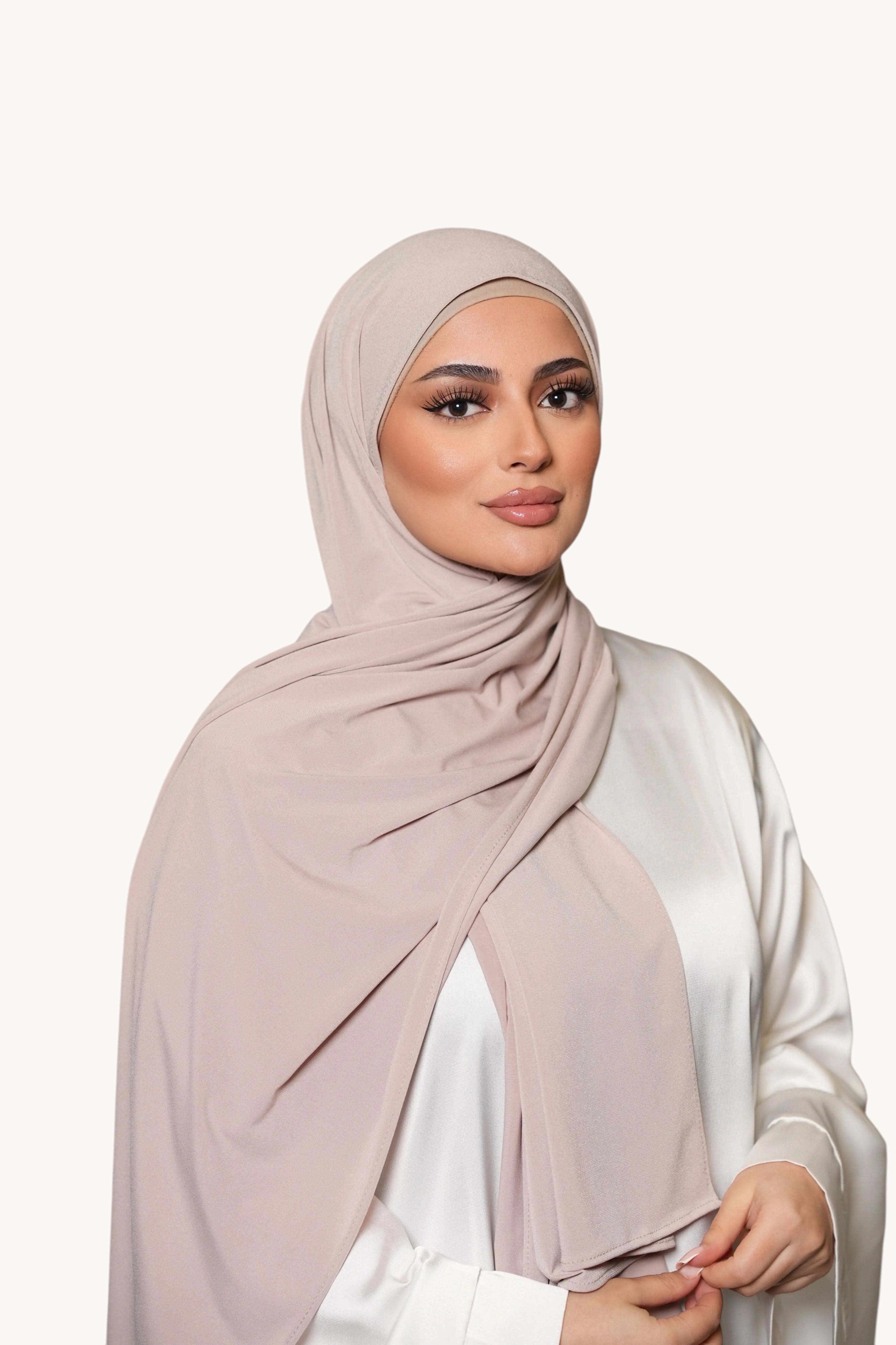 Hochwertiger rosafarbener Jersey-Hijab von Losyana.Shop, weiches Material und stilvolle, elegante Trageweise.