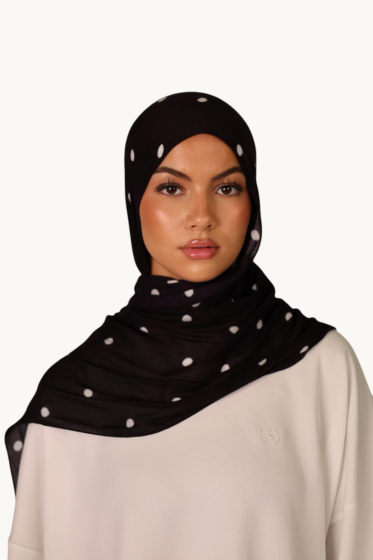LOSYANA leichter schwarzer Modal Hijab mit weißen Velour-Punkten getragen von einem Model