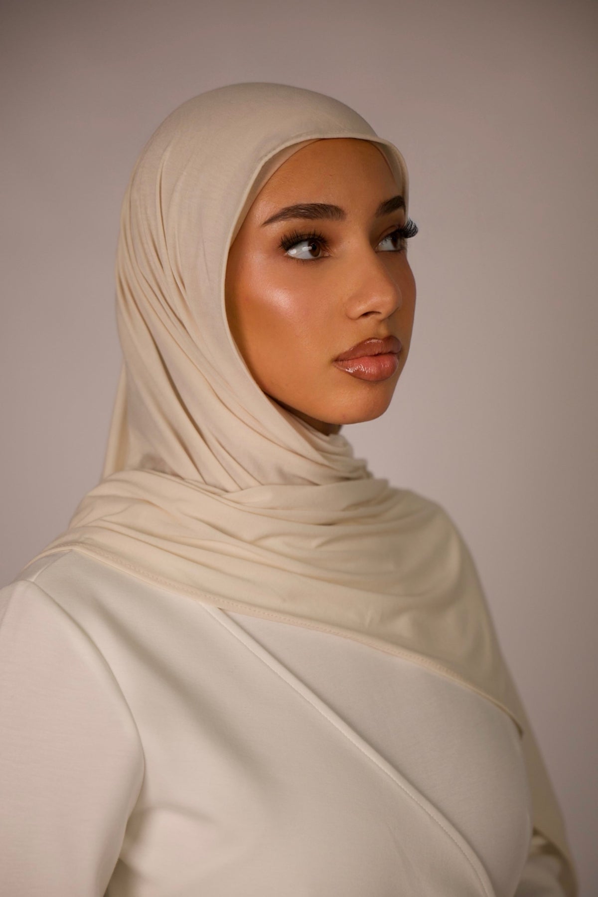 LOSYANA Breeze Jersey Hijab in Elfenbein aus weichem Bambusstoff, getragen von einem Model vor neutralem Hintergrund.
