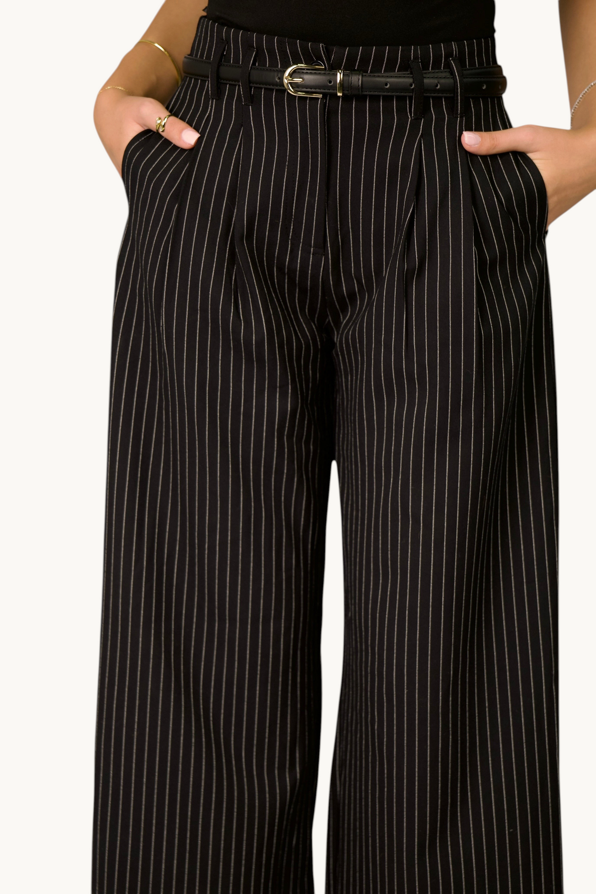 LOSYANA Rivoli Nadelstreifen Hose in Schwarz mit weitem Bein, Bundfalten, Gürtelschlaufen und seitlichen Taschen