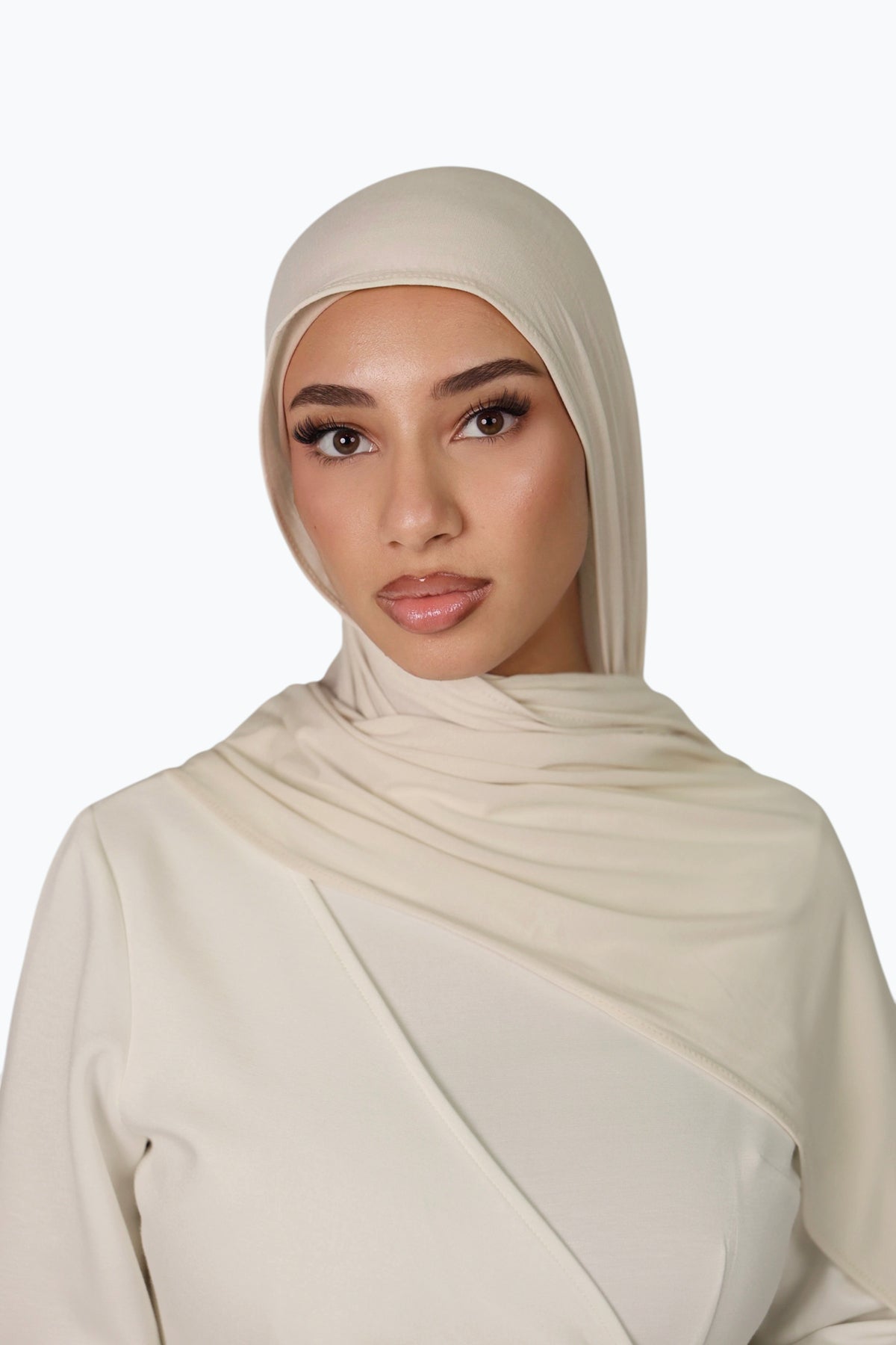 Weißer Breeze Jersey Hijab von Losyana.Shop, weiches und bequemes Kopftuch aus Jersey-Stoff, elegant und lässig.