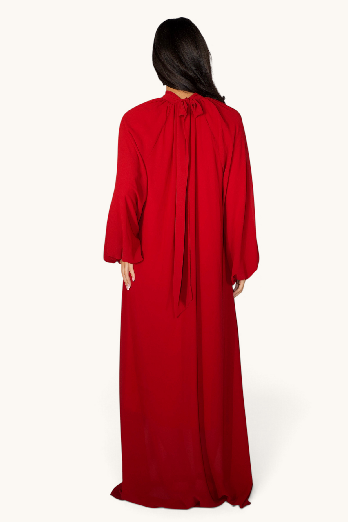 LOSYANA rotes Maxikleid aus Chiffon mit Ballonärmeln und Bindekragen, Rückansicht an einem Model