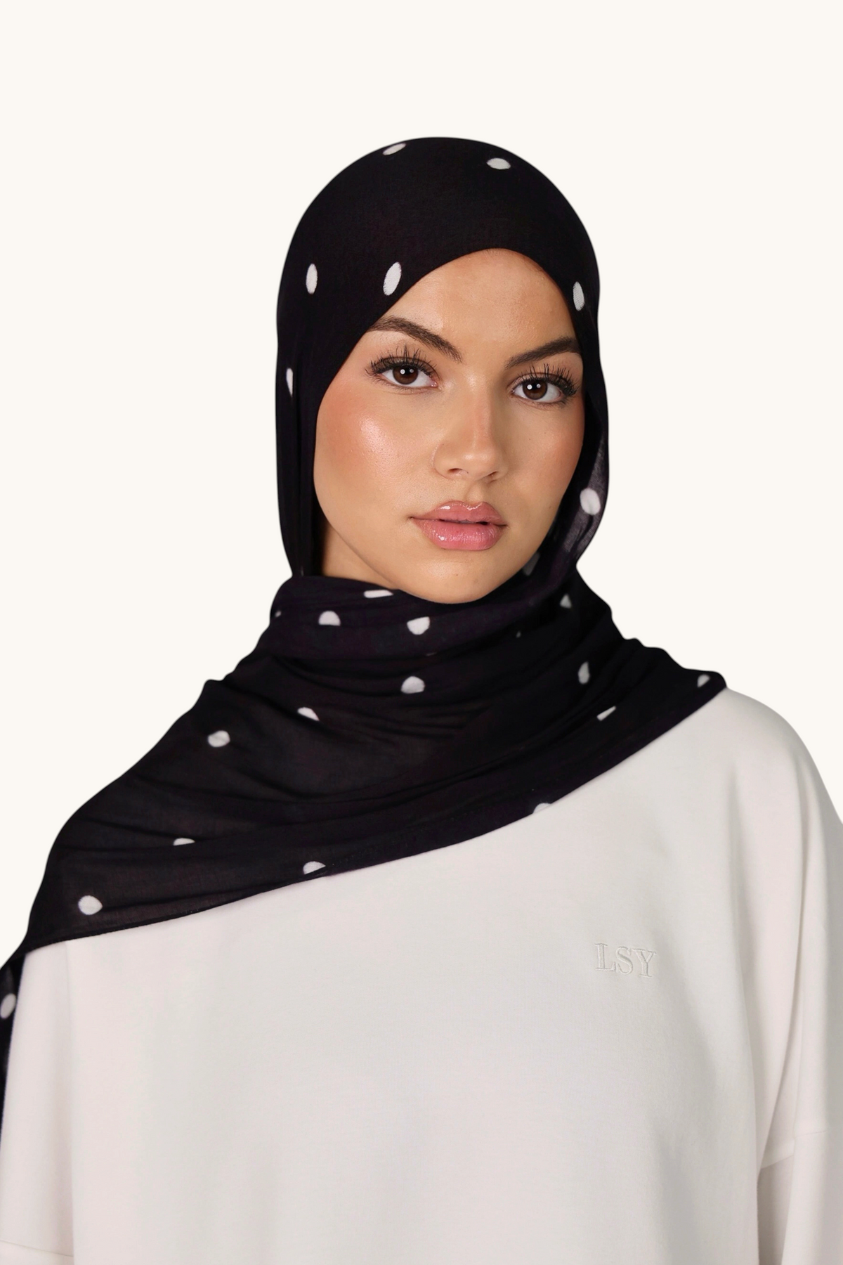 LOSYANA leichter schwarzer Modal Hijab mit Velour-Punkten, getragen von einem Model mit passender Bone