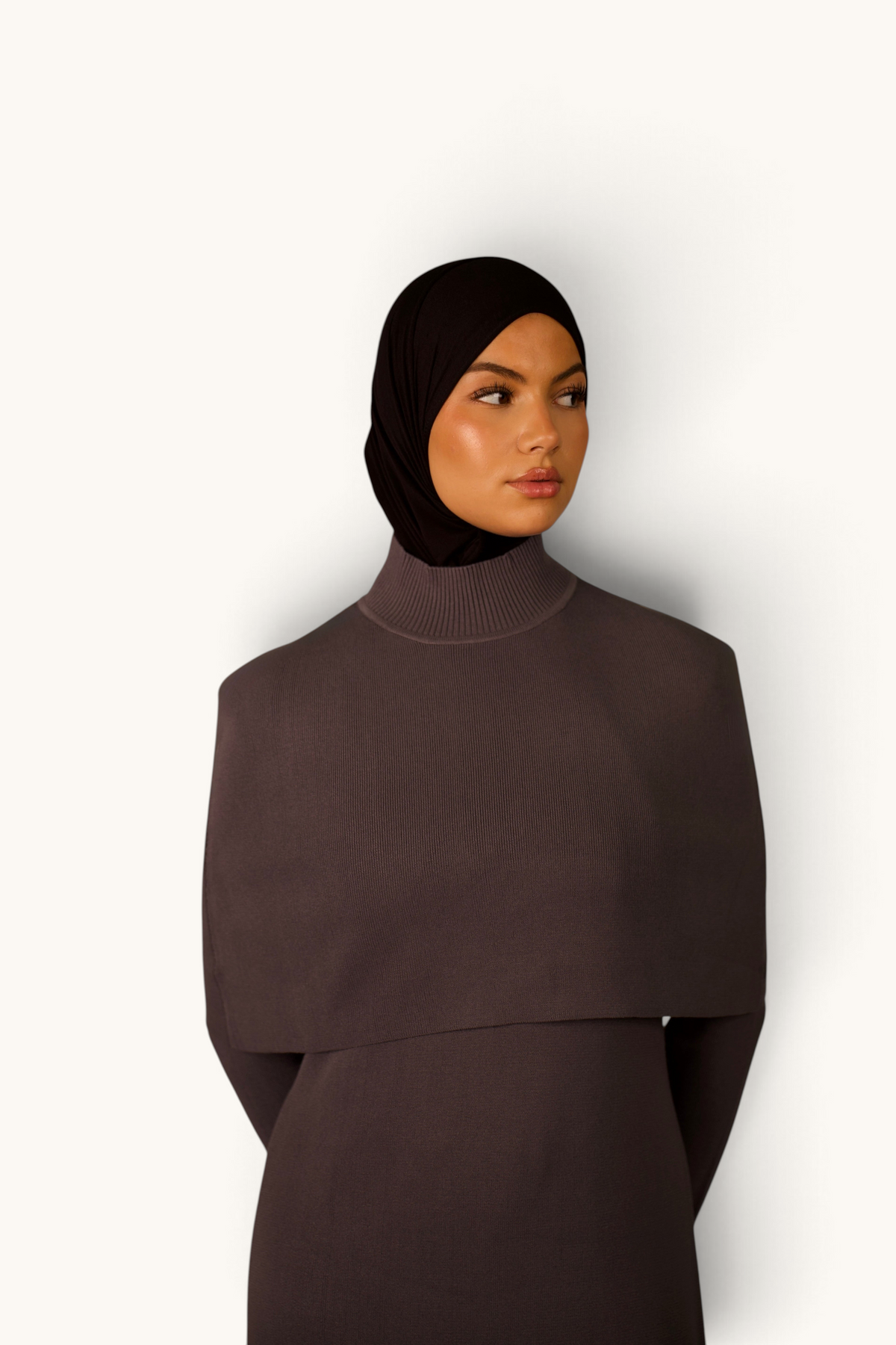LOSYANA graues Strickkleid mit Cape-Detail und Stehkragen, getragen von einem Model mit schwarzem Hijab.