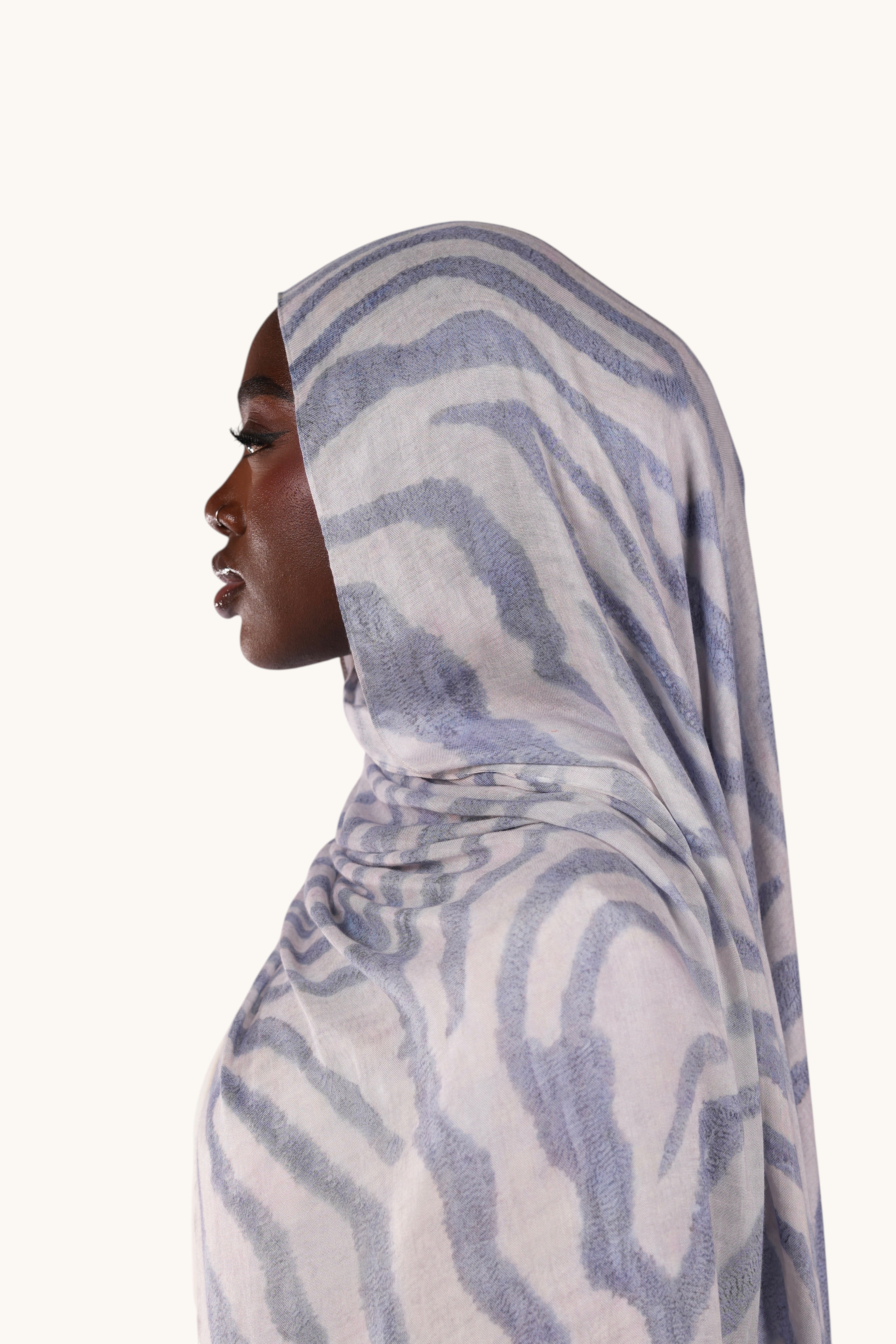Leichter Modal-Hijab „OCEAN WAVE“ von LOSYANA, weiches Stoff mit Wasserwellenmuster, perfekt für stilvollen Komfort.