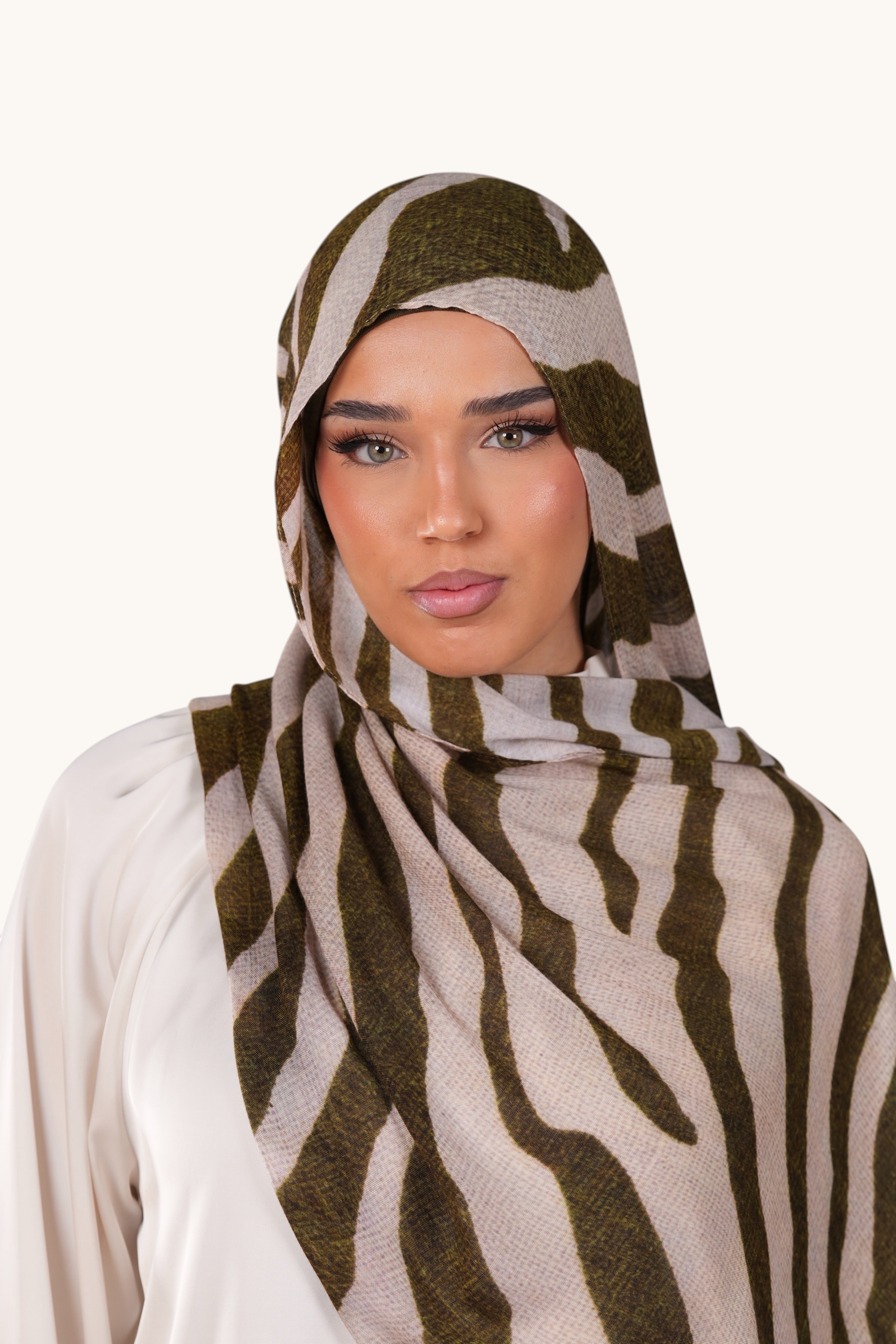 Leichter LOSYANA Modal-Hijab in Olive Wave mit fließendem Stoff und eleganter Optik, ideal für stilvolle Kopfbedeckung
